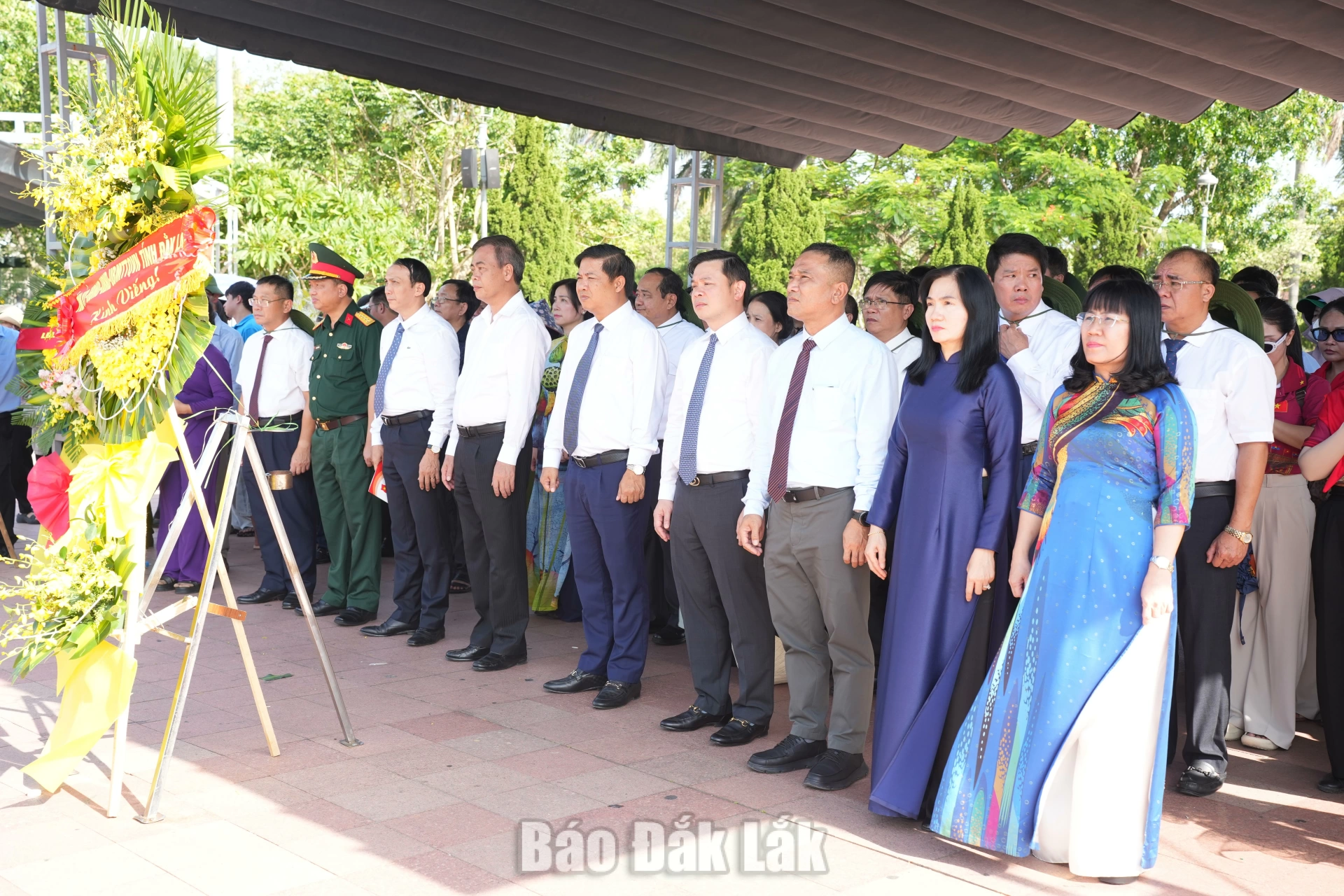 Đoàn công tác dâng hoa, dâng hương tại Di tích quốc gia đặc biệt Thành cổ Quảng Trị.