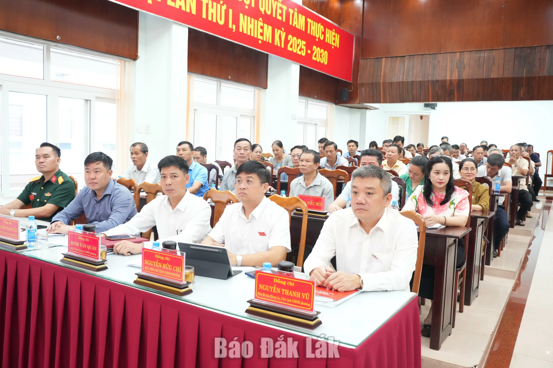 Các đại biểu tham dự kỳ họp.