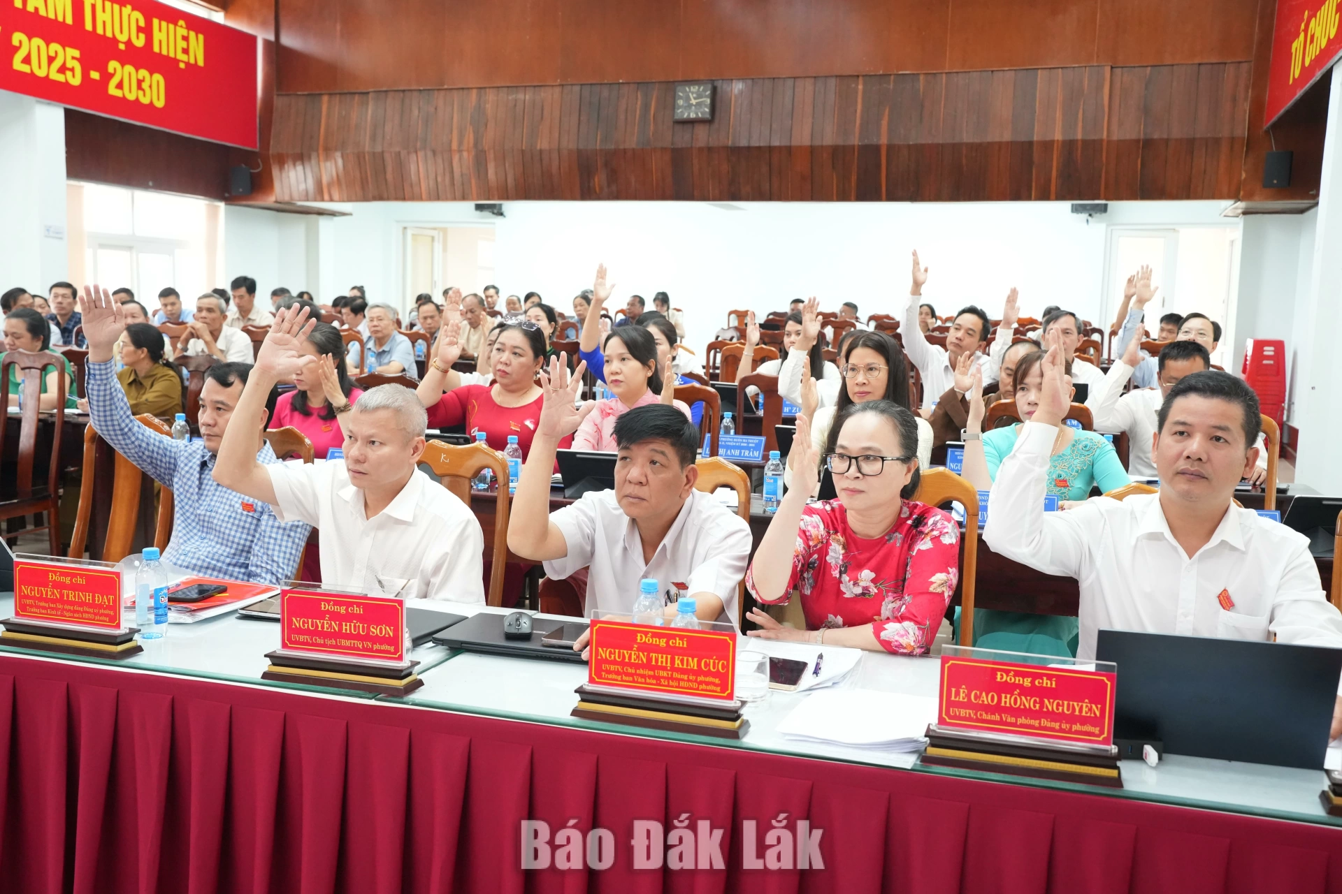 Các đại biểu biểu quyết thông qua Nghị quyết kỳ họp.