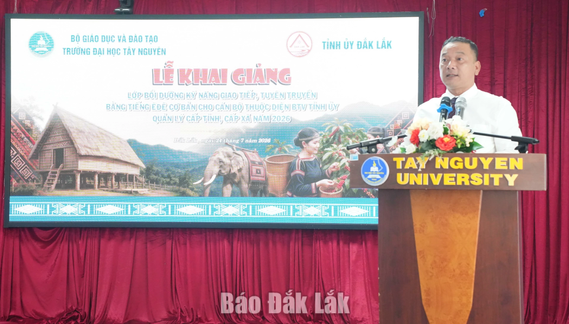 Đồng chí Y Giang Gry Niê Knơng, Phó Bí thư Tỉnh ủy, Chủ tịch Ủy ban MTTQ Việt Nam tỉnh phát biểu tại lễ khai giảng.