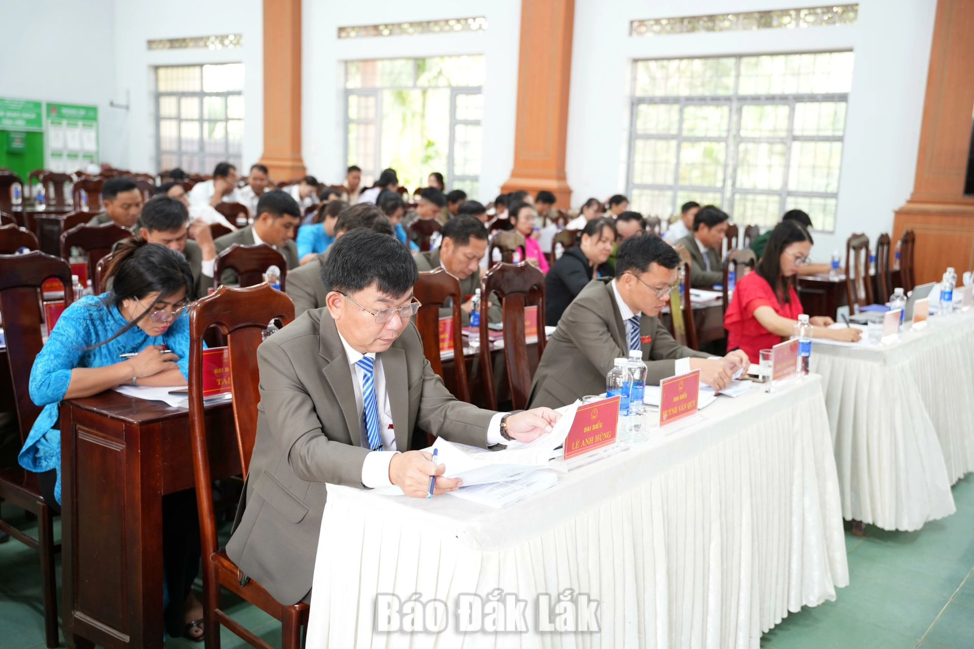 Đại biểu tham dự kỳ họp.