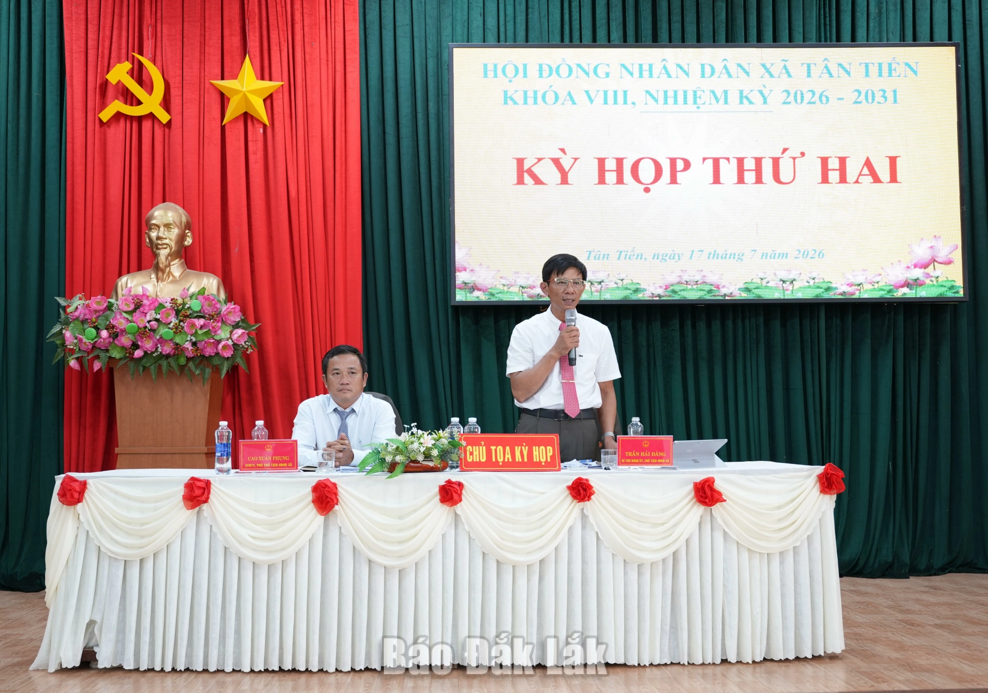 Các đồng chí Trần Hải Đăng, Bí thư Đảng ủy, Chủ tịch HĐND xã và Cao Xuân Phụng, Ủy viên Ban Thường vụ Đảng ủy, Phó Chủ tịch HĐND xã chủ trì và điều hành kỳ họp.