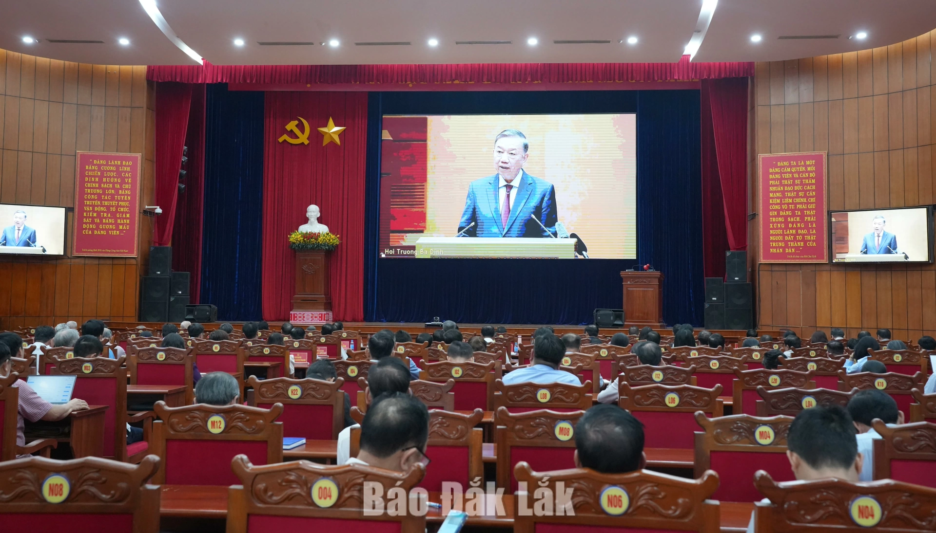 Quang cảnh hội nghị tại 