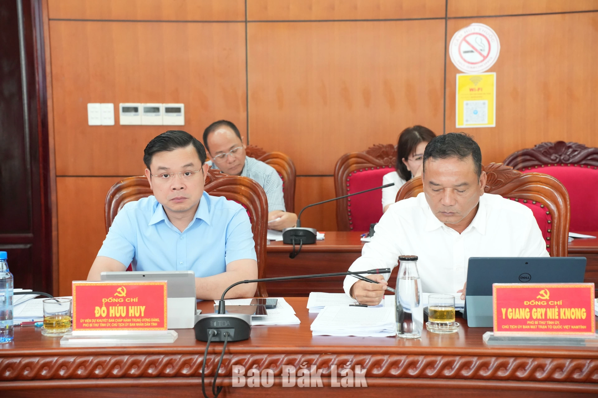 Các đồng chí: Đỗ Hữu Huy, Ủy viên Dự khuyết Trung ương Đảng, Phó Bí thư Tỉnh ủy, Chủ tịch UBND tỉnh; Y Giang Gry Niê Knơng, Phó Bí thư Tỉnh ủy, Chủ tịch Ủy ban MTTQ Việt Nam tỉnh dự hội nghị.