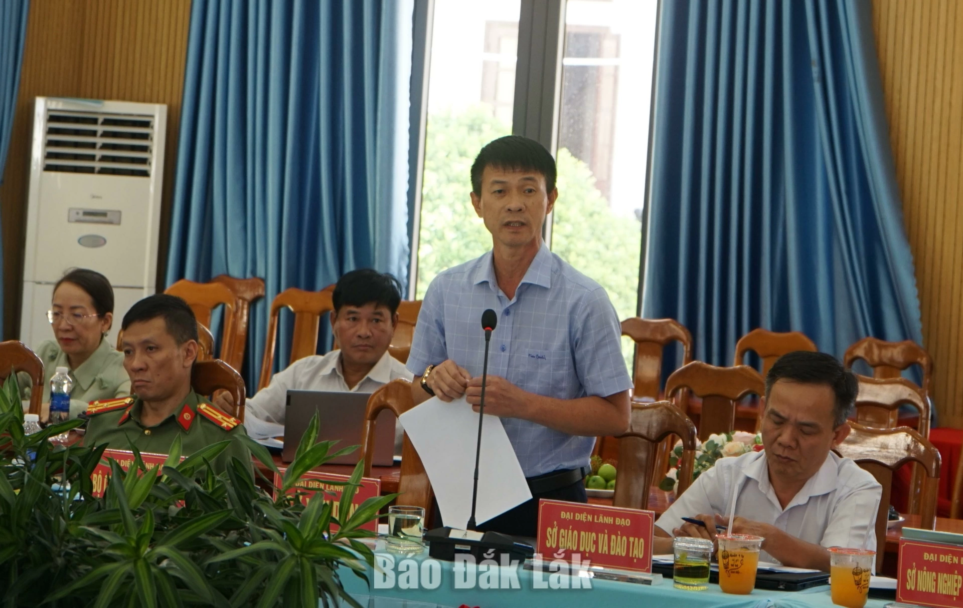 Đại diện lãnh đạo Sở Xây dựng trao đổi tại buổi làm việc