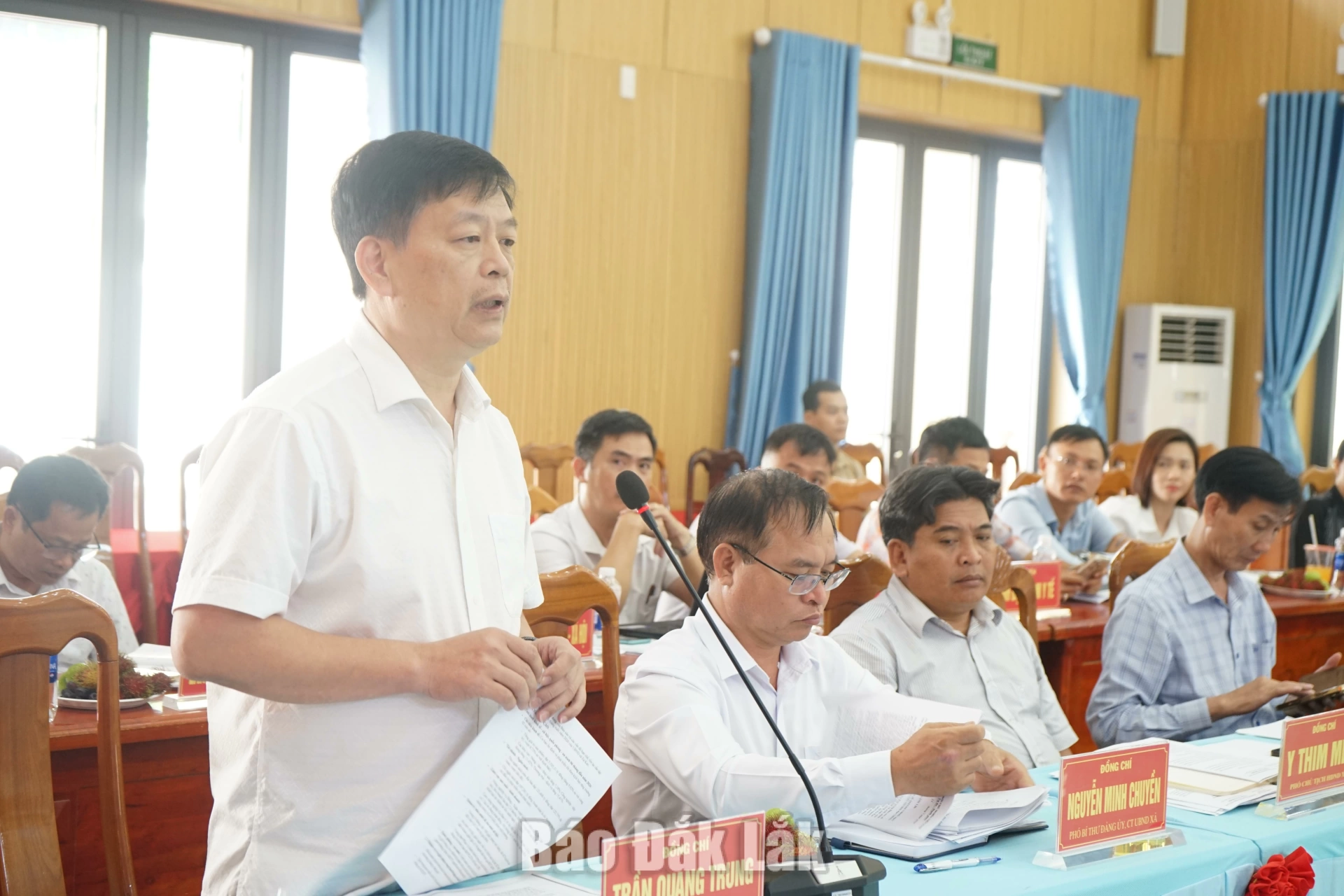 Bí thư Đảng ủy xã Ea Kar trao đổi tại buổi làm việc