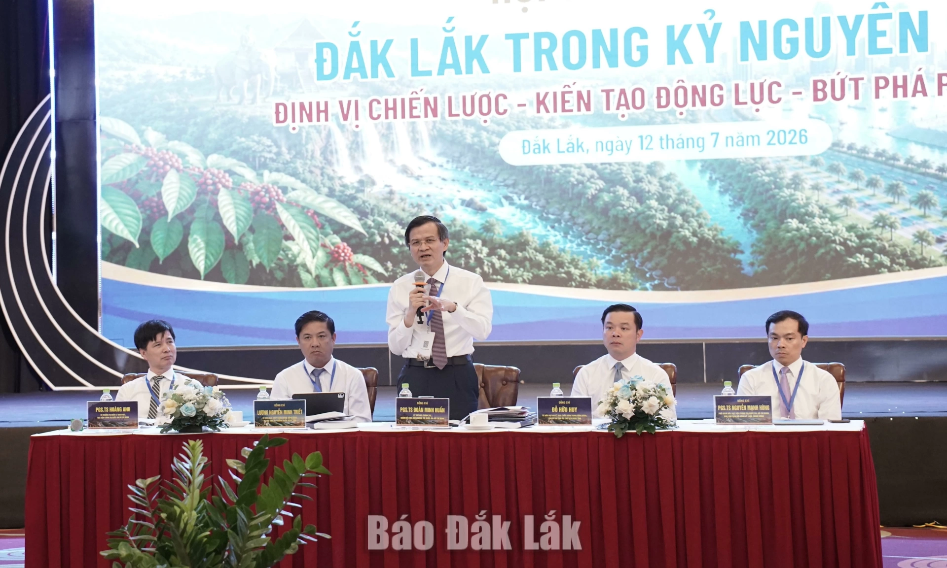 Các đồng chí chủ trì điều hành hội thảo.