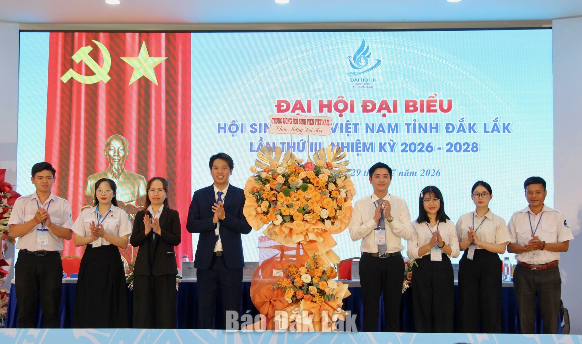 Phó Trưởng Ban Công tác Thanh thiếu nhi Trung ương Đoàn, Phó Chủ tịch Thường trực Trung ương Hội Sinh viên Việt Nam Lâm Tùng tặng hoa