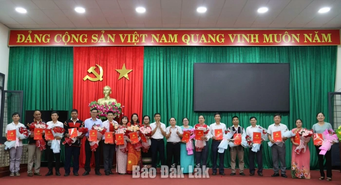 Xã Ea Knuếc: Công bố các quyết định thành lập chi bộ thôn, buôn sau sắp xếp