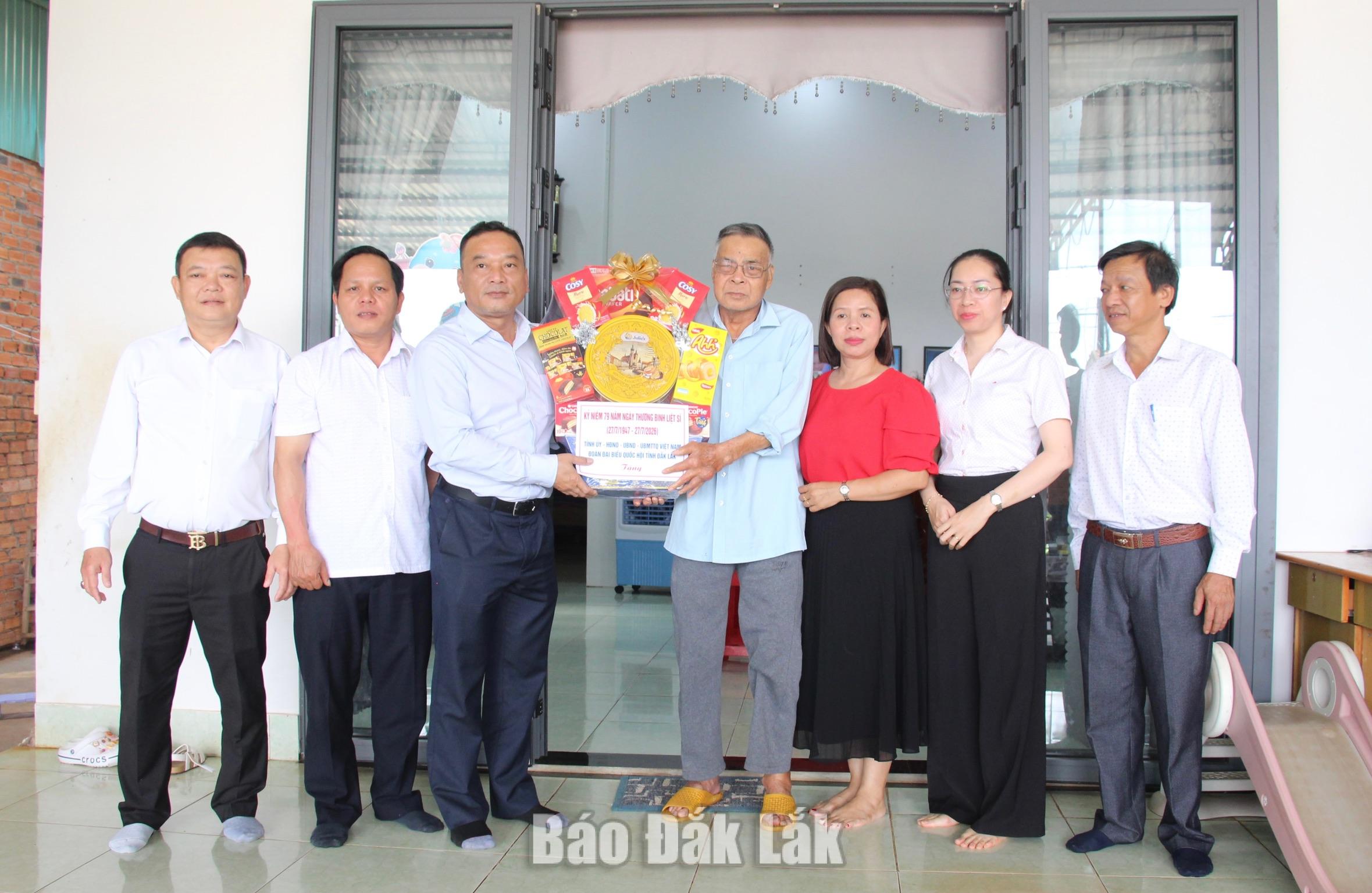 Đoàn công tác của tỉnh trao quà động viên ông Ngô Hồng Phái, người hoạt động kháng chiến bị nhiễm chất độc hóa học, tại xã Pơng Drang.