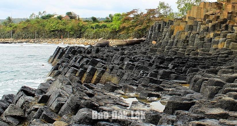 Da Dia Reef being one of the worlds most distinctive geological formations. 