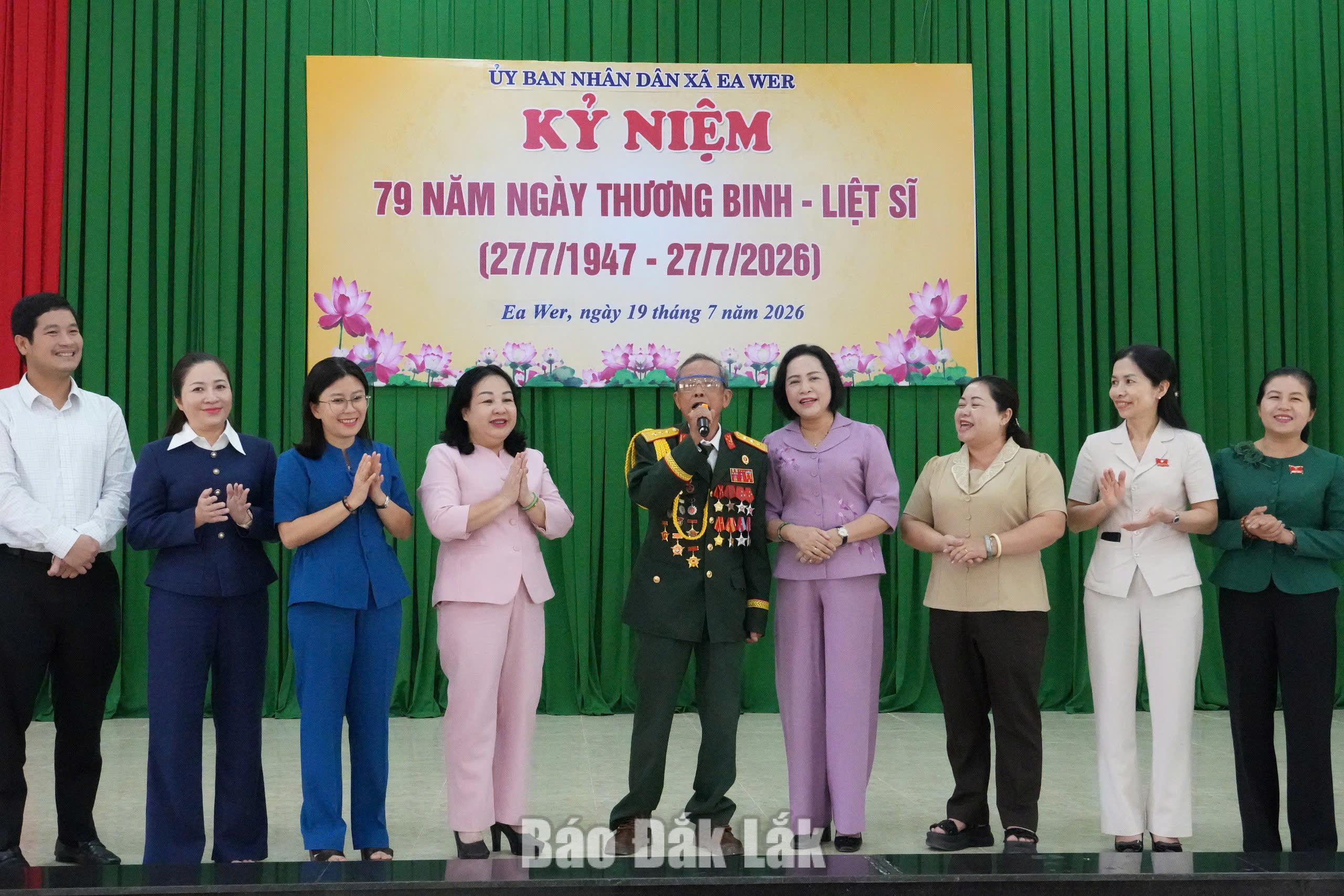 Các đồng chí lãnh đạo giao lưu văn nghệ với người có công.