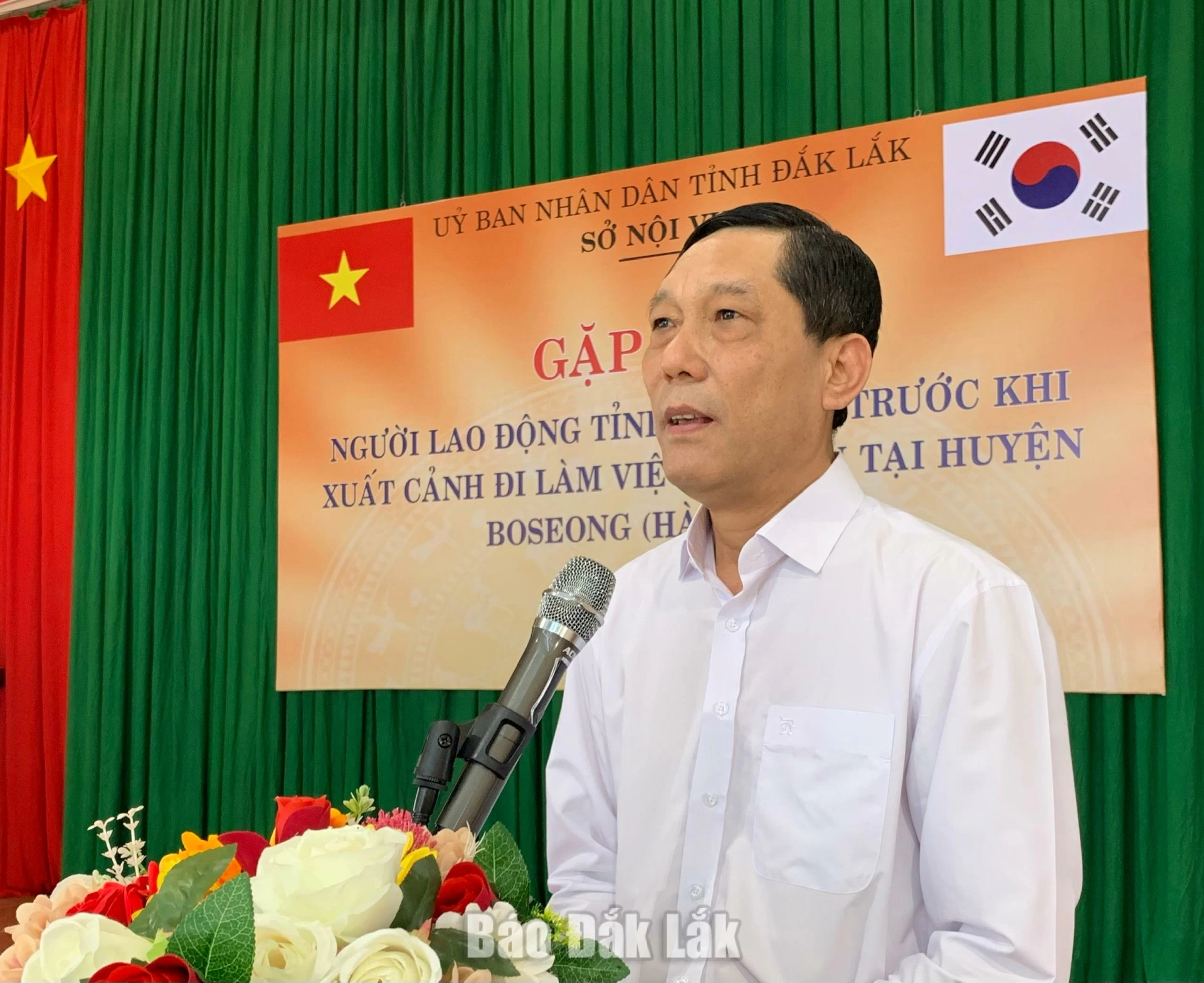 Phó Giám đốc Sở Nội vụ Nguyễn Quang Thuần phát biểu tại buổi gặp mặt người lao động.