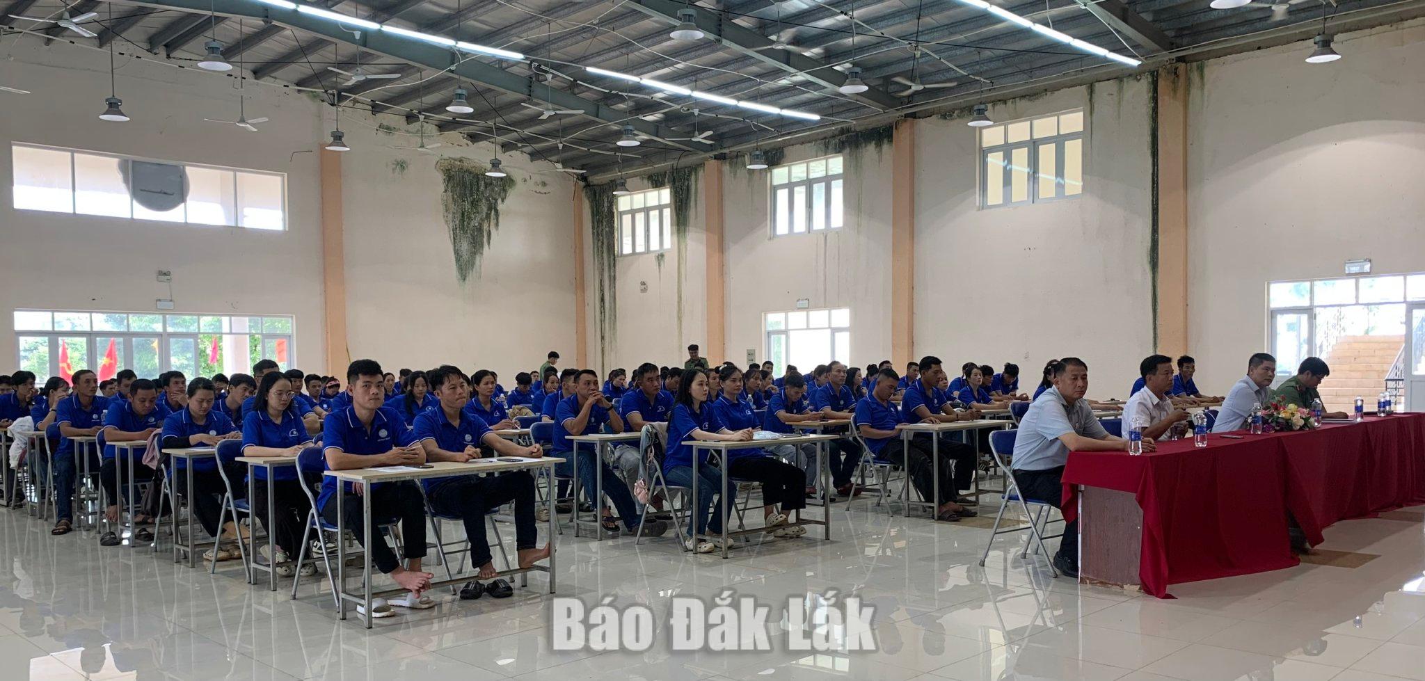 Các lao động trong buổi gặp mặt với lãnh đạo Sở Nội vụ trước khi xuất cảnh.