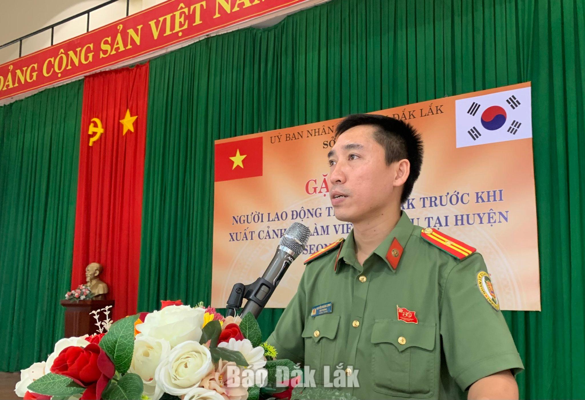 Thiếu tá Nguyễn Hoàn Long, Đội trưởng Đội 1, Phòng Quản lý xuất nhập cảnh Công an tỉnh đã phổ biến các quy định về xuất nhập cảnh.