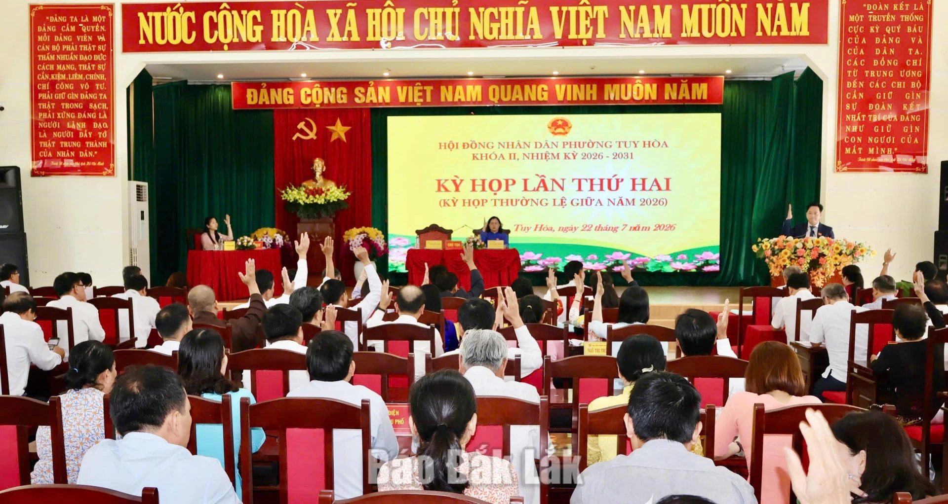 Đại biểu tham dự kỳ họp thường lệ giữa năm 2026 của HĐND phường Tuy Hòa biểu quyết thông qua các nội dung.