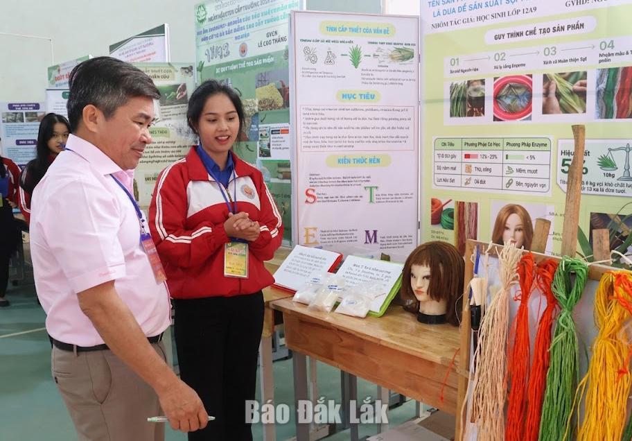 Gian hàng trưng bày sản phẩm từ Đề tài “Ứng dụng enzyme sinh học trong tách sợi lá dứa để tạo sản phẩm sợi tóc giả, sợi cọ vẽ, sợi dây buộc” của học sinh Trường THPT số 1 Nguyễn Trãi (xã Cuôr Đăng).