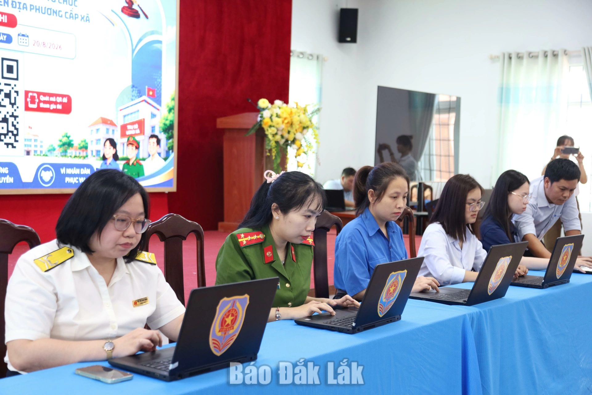 đại diện các đơn vị đồng loạt tham gia khởi động cuộc thi.