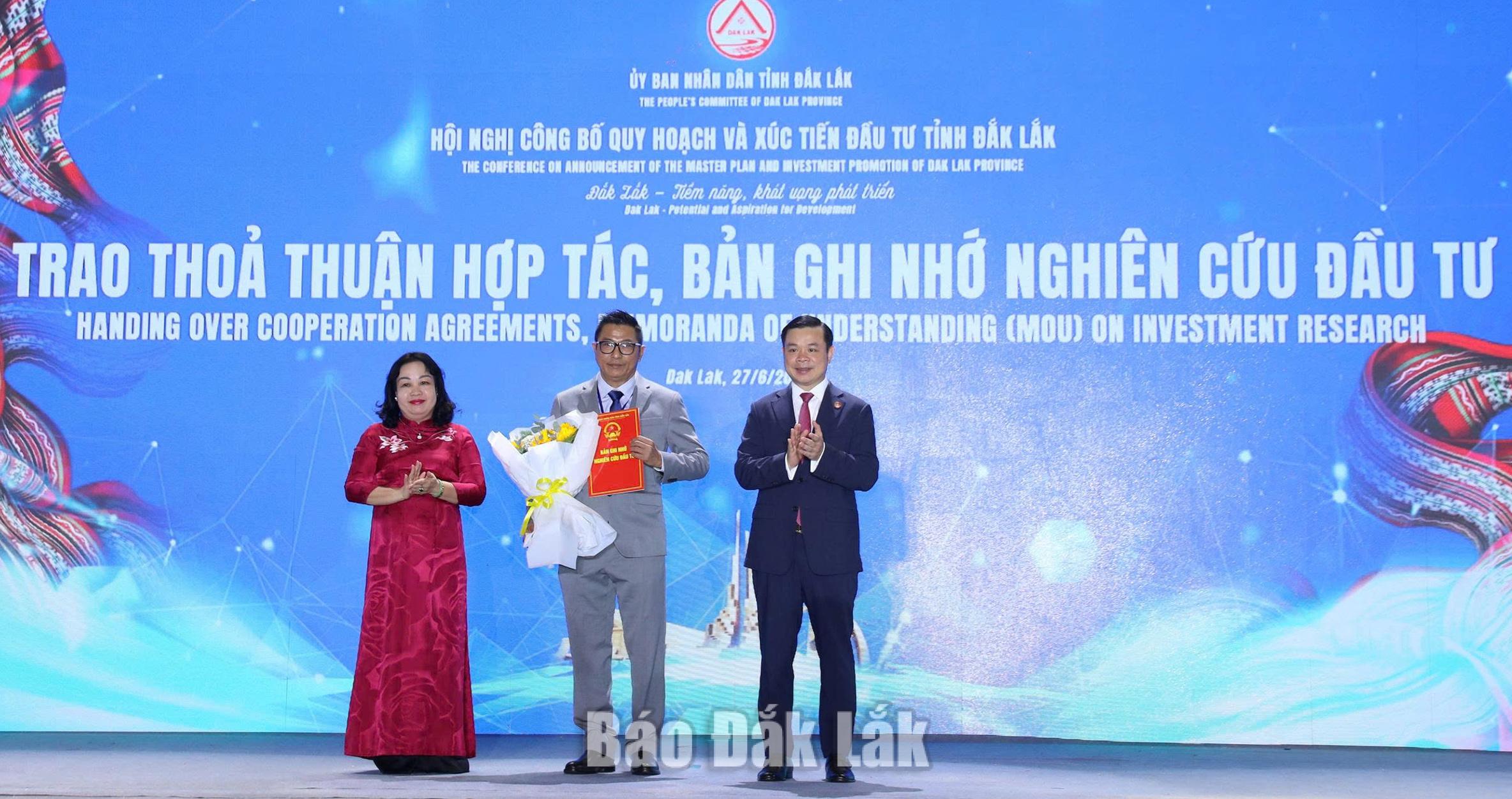 Lãnh đào tỉnh trao bản ghi nhớ đầu tư cho doanh nghiệp tại Hội nghị công bố Quy hoạch và Xúc tiến đầu tư tỉnh Đắk Lắk. Ảnh: Vạn Tiếp