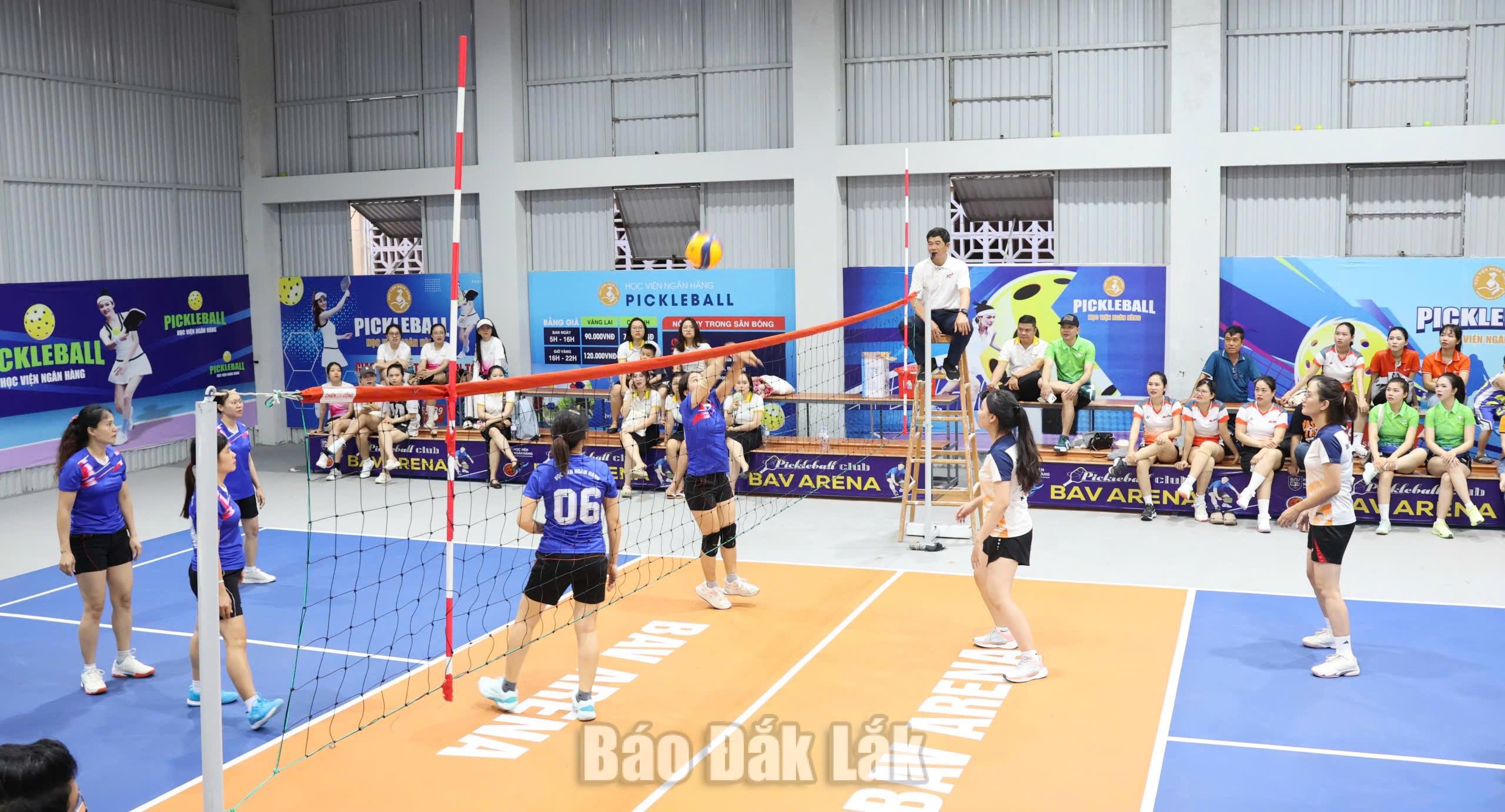 Các vận động viên tranh tài ở môn bóng chuyển hơi nữ.