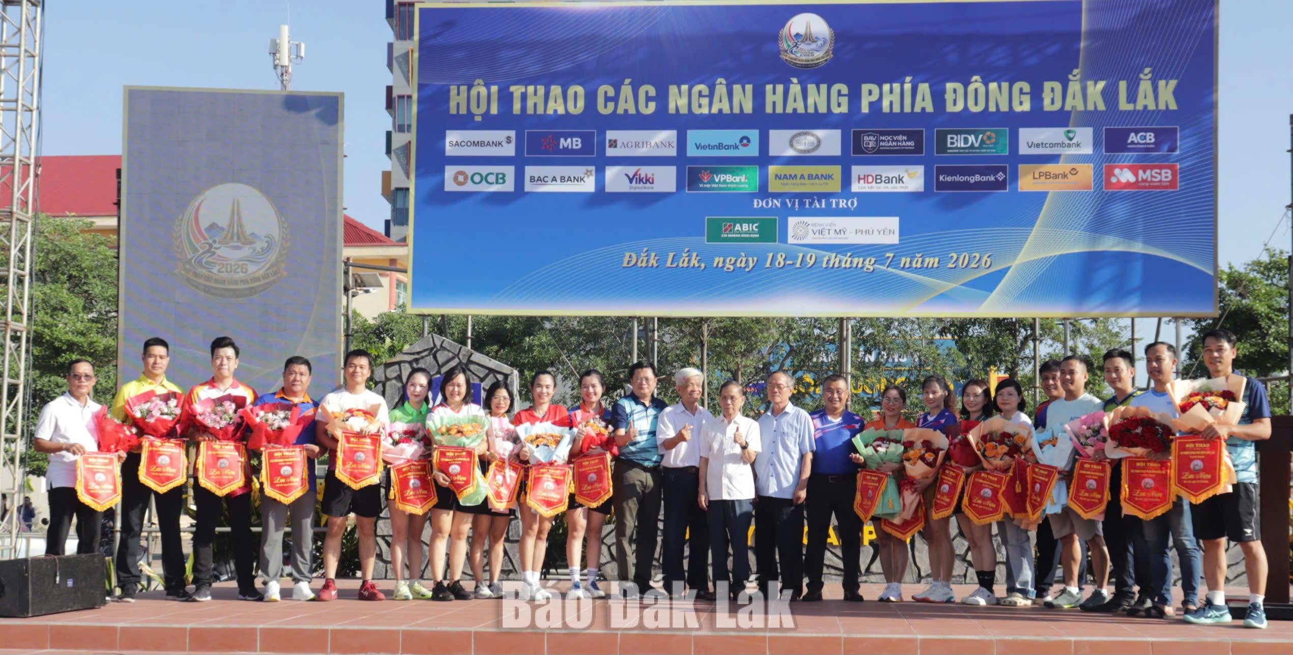 Ban tổ chức tặng hoa và cơ lưu niệm cho các đoàn tham gia hội thao.