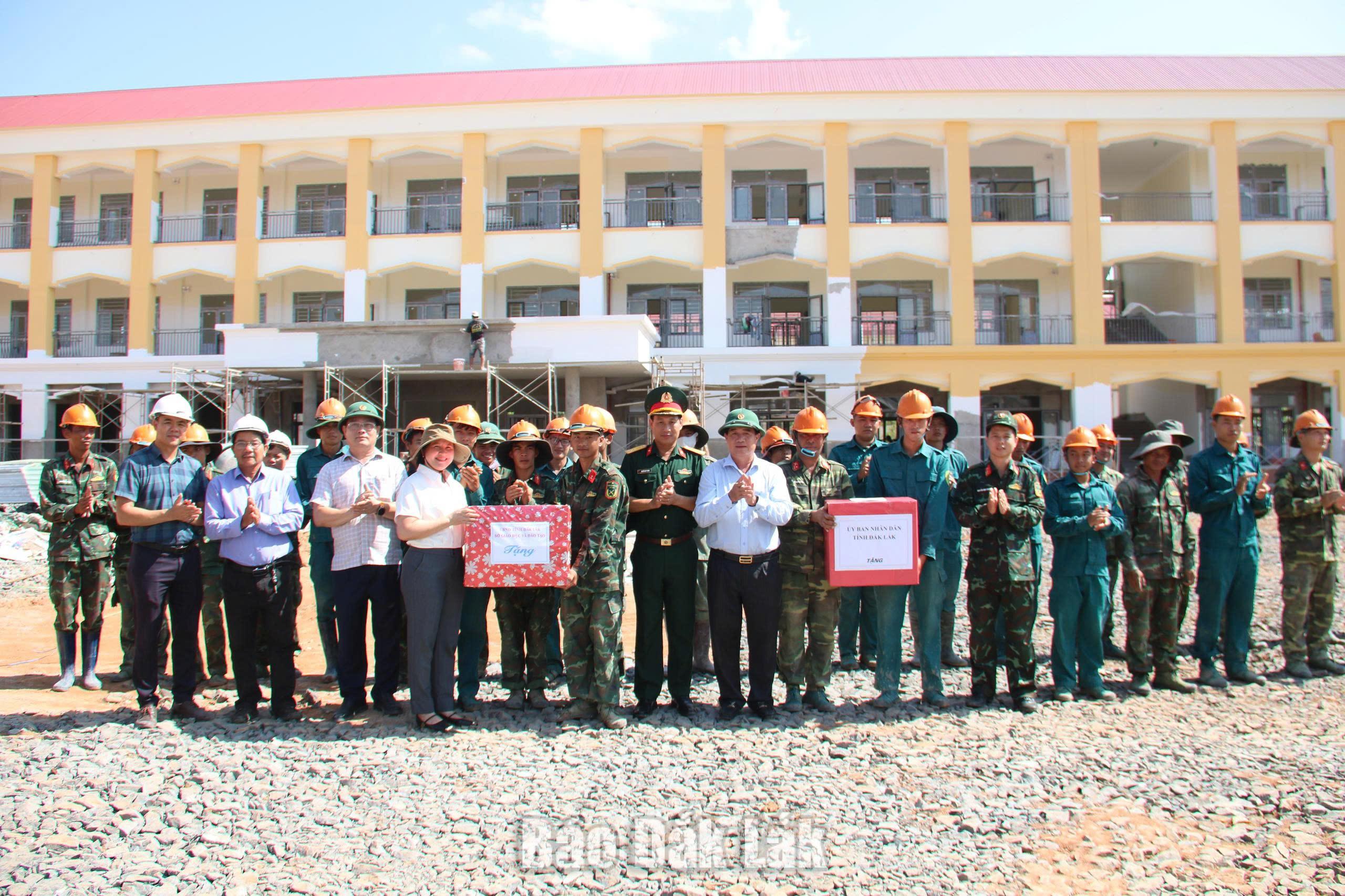 Phó Chủ tịch UBND tỉnh Nguyễn Thiên Văn thăm hỏi, động viên cán bộ, chiến sĩ tham gia thi công tại dự án Trường Phổ thông nội trú liên cấp tiểu học và THCS xã Ia
