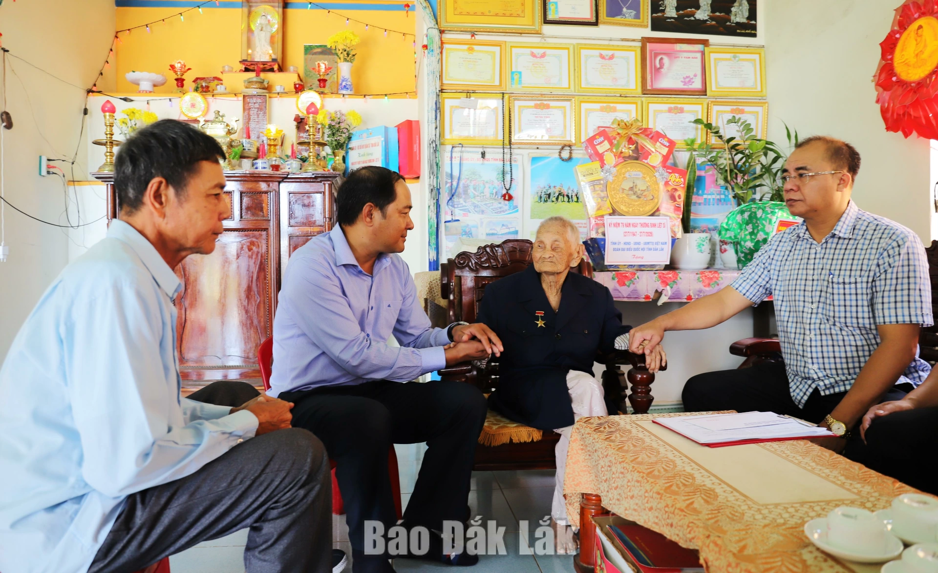 Đoàn công tác đến thăm Mẹ Việt Nam Anh Hùng Đặng Thị Lịch, 107 tuổi, trú thôn Cẩm Phong