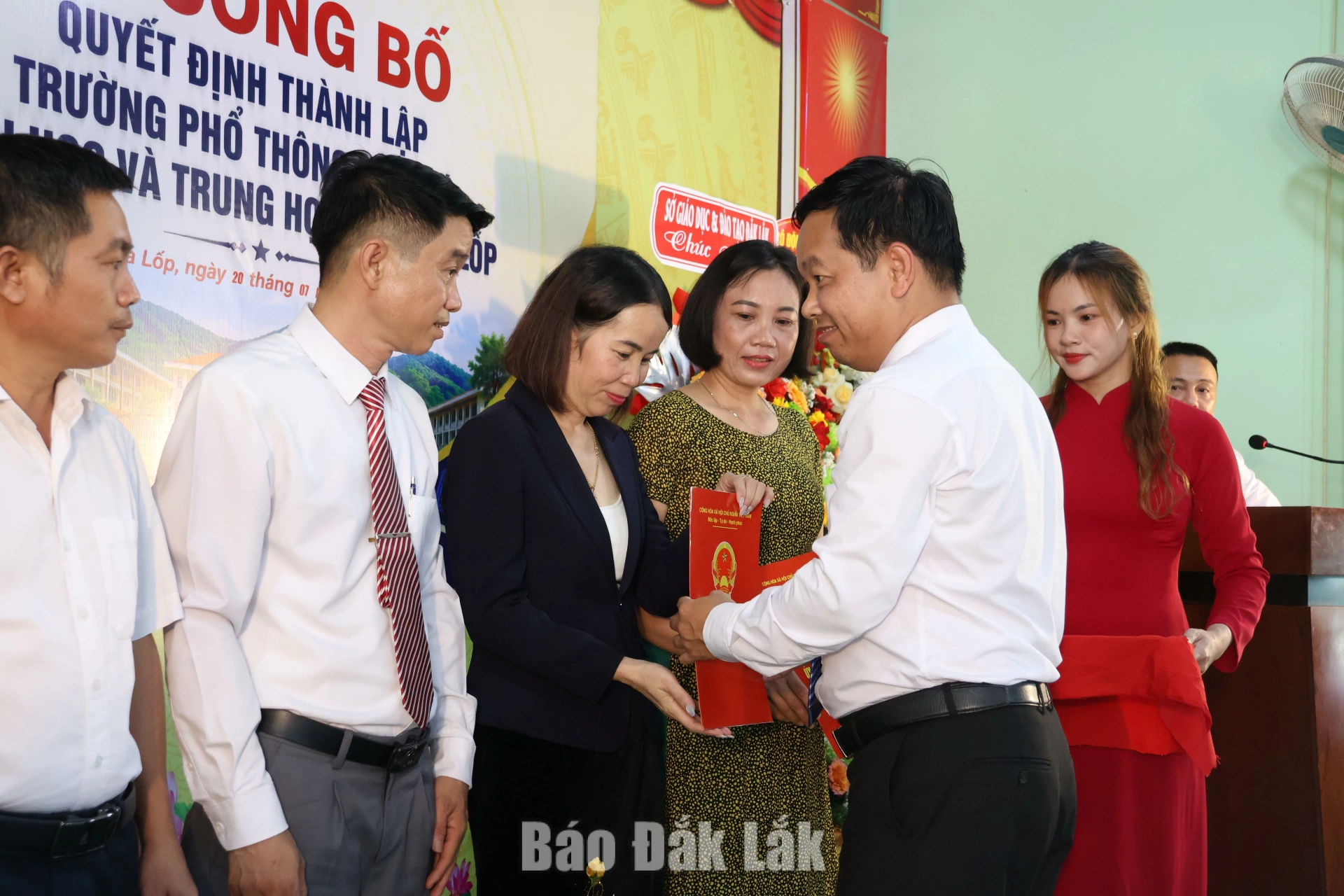 trao quyết định
