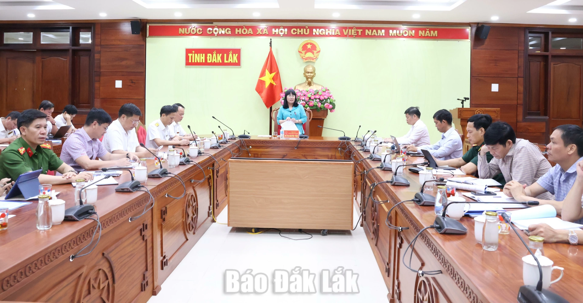 Quang cảnh cuộc họp.