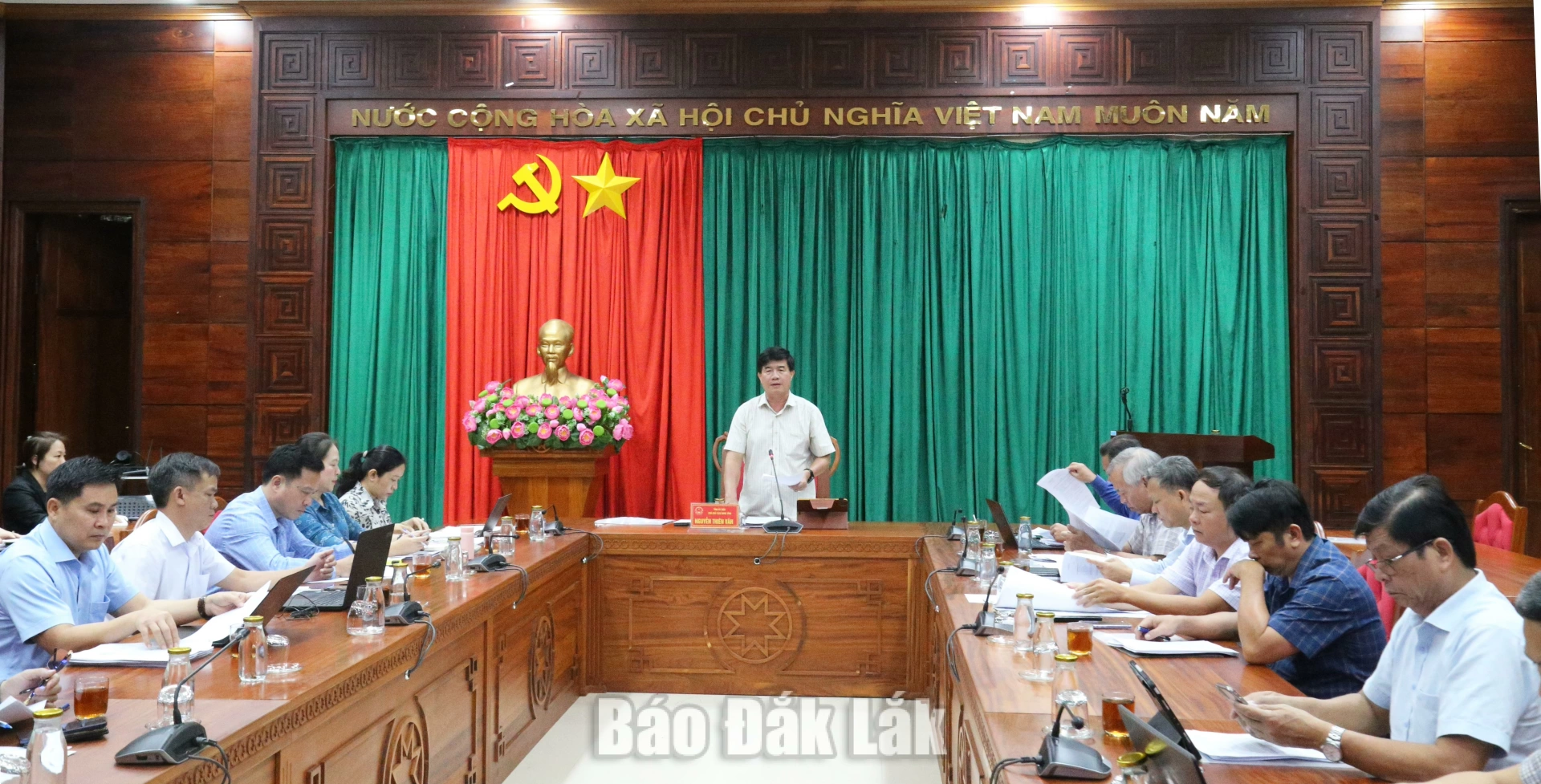 Các đại biểu tham dự cuộc họp.