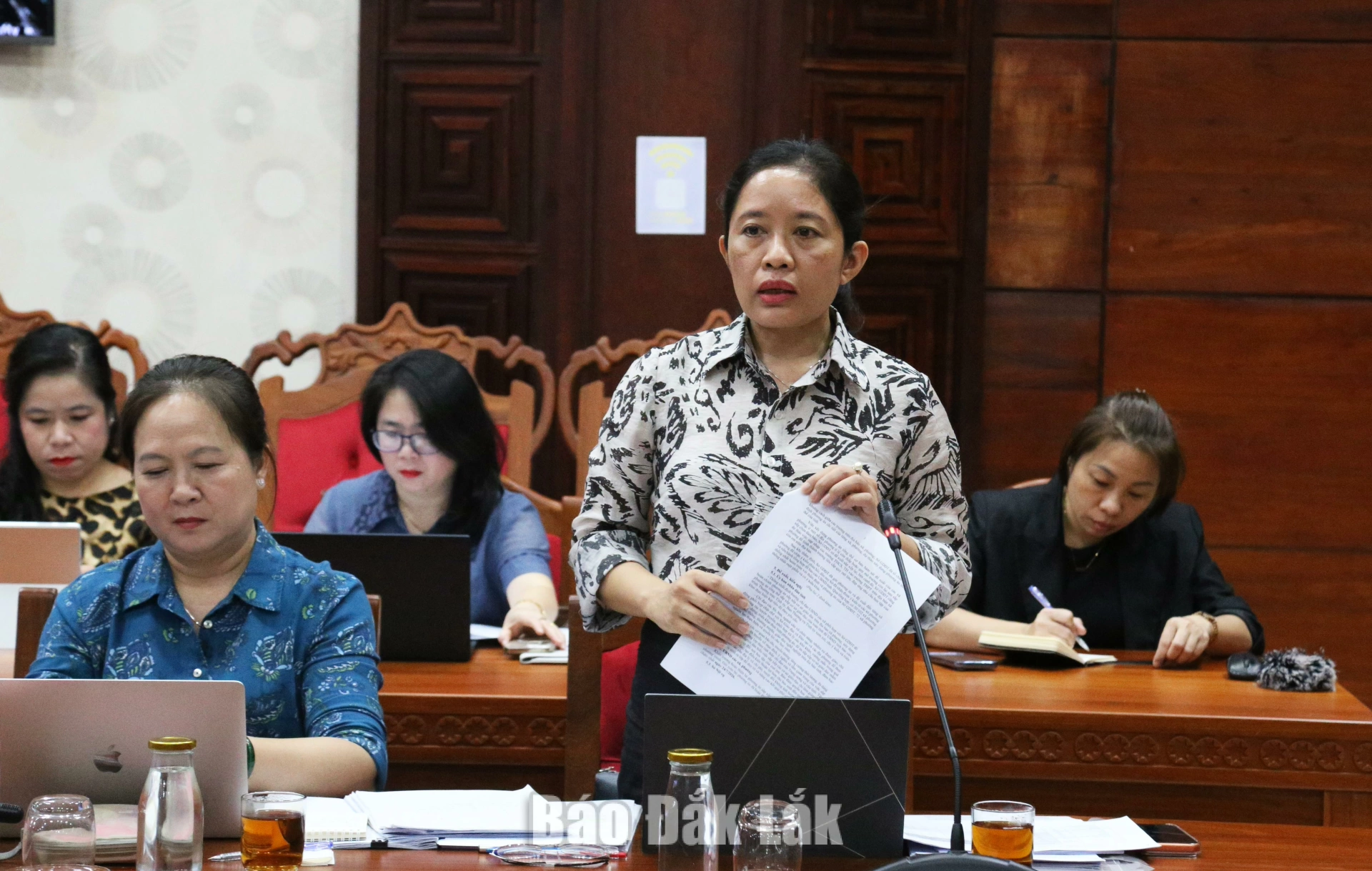 Giám đốc Sở GD-ĐT Lê Thị Thanh Xuân thông tin về tình hình xây dựng phương án sắp xếp trường, lớp trên toàn tỉnh.