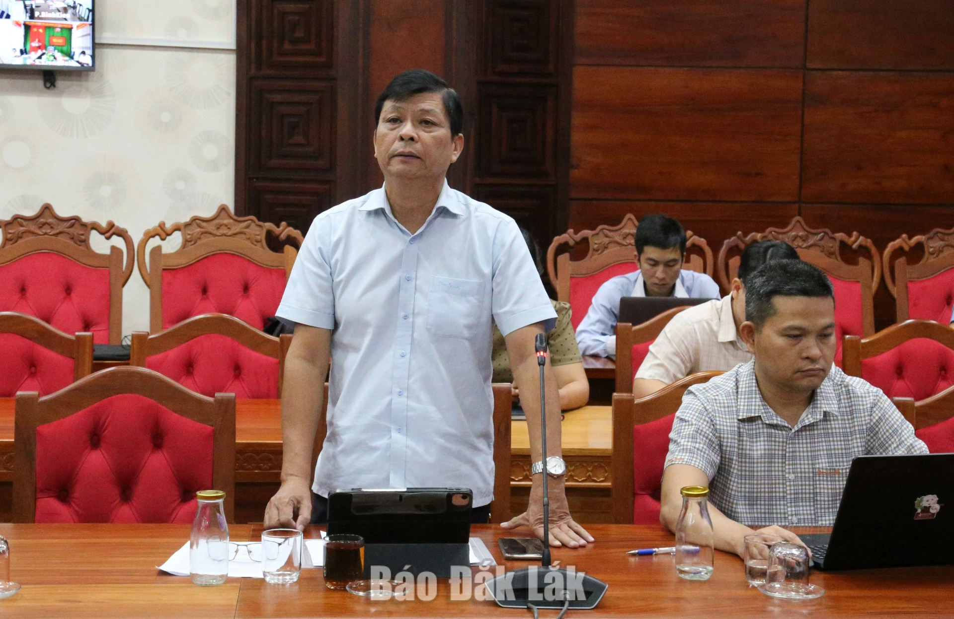 Đại diện lãnh đạo Sở Tài chính thông tin những nội dung liên quan đến việc thực hiện dự toán ngân sách của các trường.