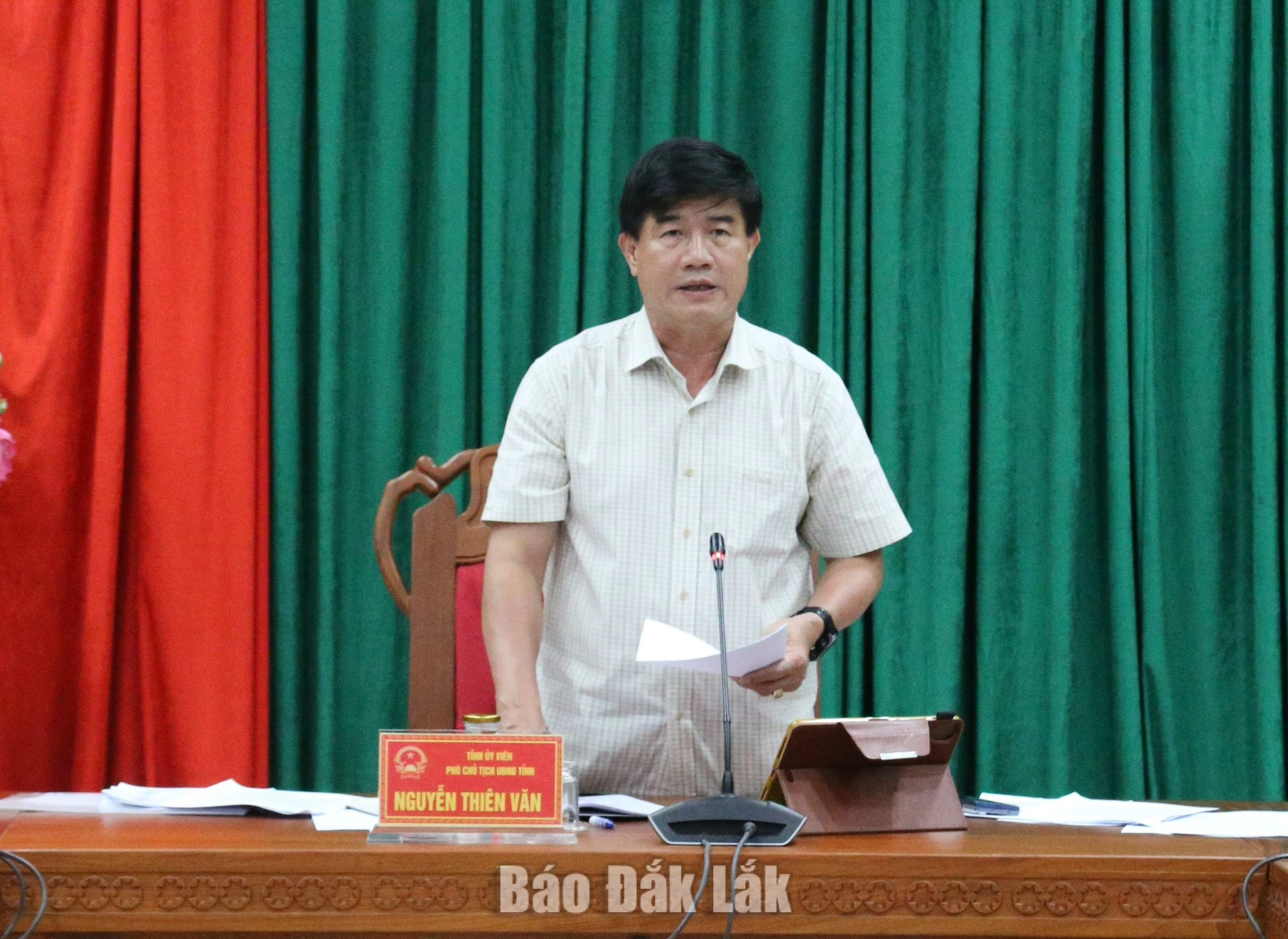 Phó Chủ tịch UBND tỉnh Nguyễn Thiên Văn phát biểu tại cuộc họp.