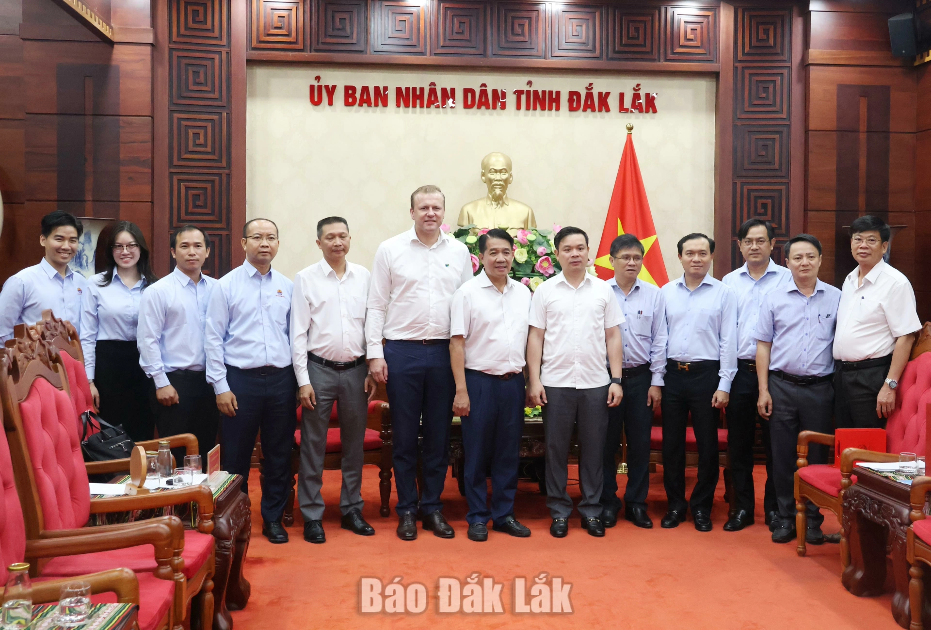 Các đại biểu chụp hình lưu niệm nhân buổi làm việc.