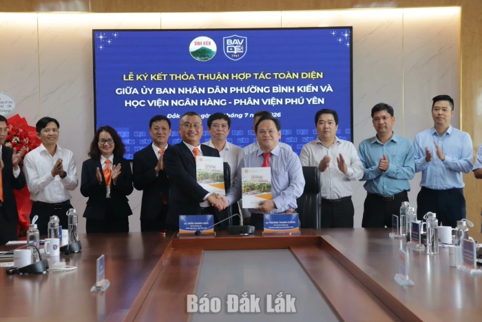 Học viện Ngân hàng - Phân viện Phú Yên ký kết hợp tác với UBND phường Bình Kiến