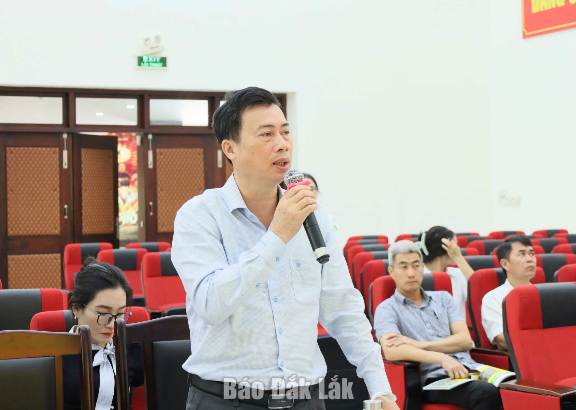 Giám đốc Sở Văn hóa, Thể thao và Du lịch Trần Hồng Tiến phát biểu ý kiến.