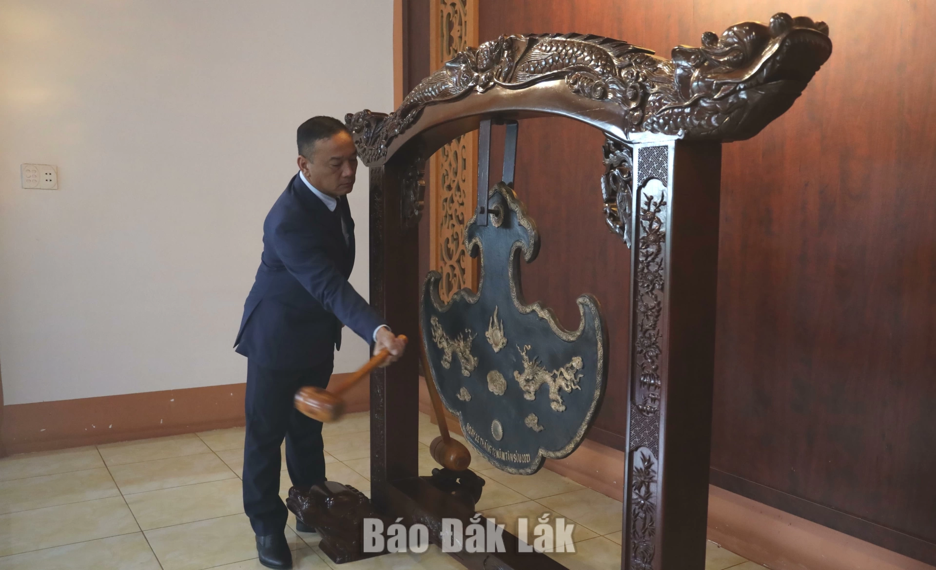 ... và đồng chí Y Giang Gry Niê Knơng, Phó Bí thư Tỉnh ủy, Chủ tịch Ủy ban MTTQ Việt Nam tỉnh thỉnh khánh tại Đền thờ Liệt sĩ tỉnh.