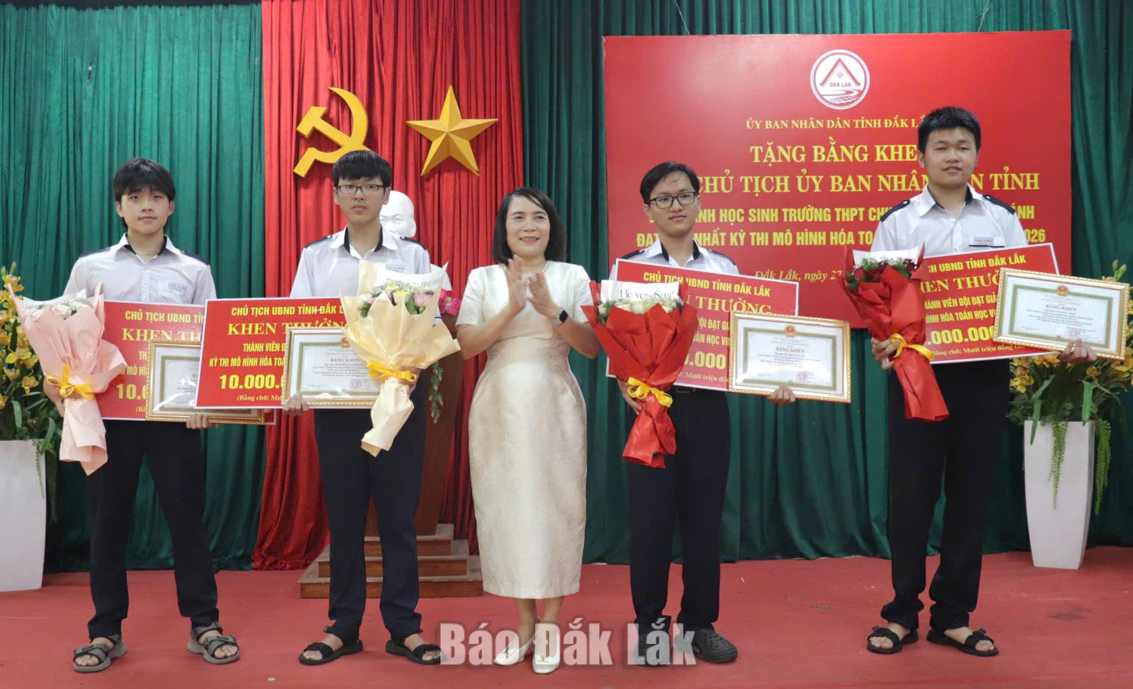 Lãnh đạo Sở GD-ĐT tỉnh trao Bằng khen và tiền thưởng cho các em đạt giải Nhất Kỳ thi Mô hình hóa Toán học Việt Nam năm 2026.
