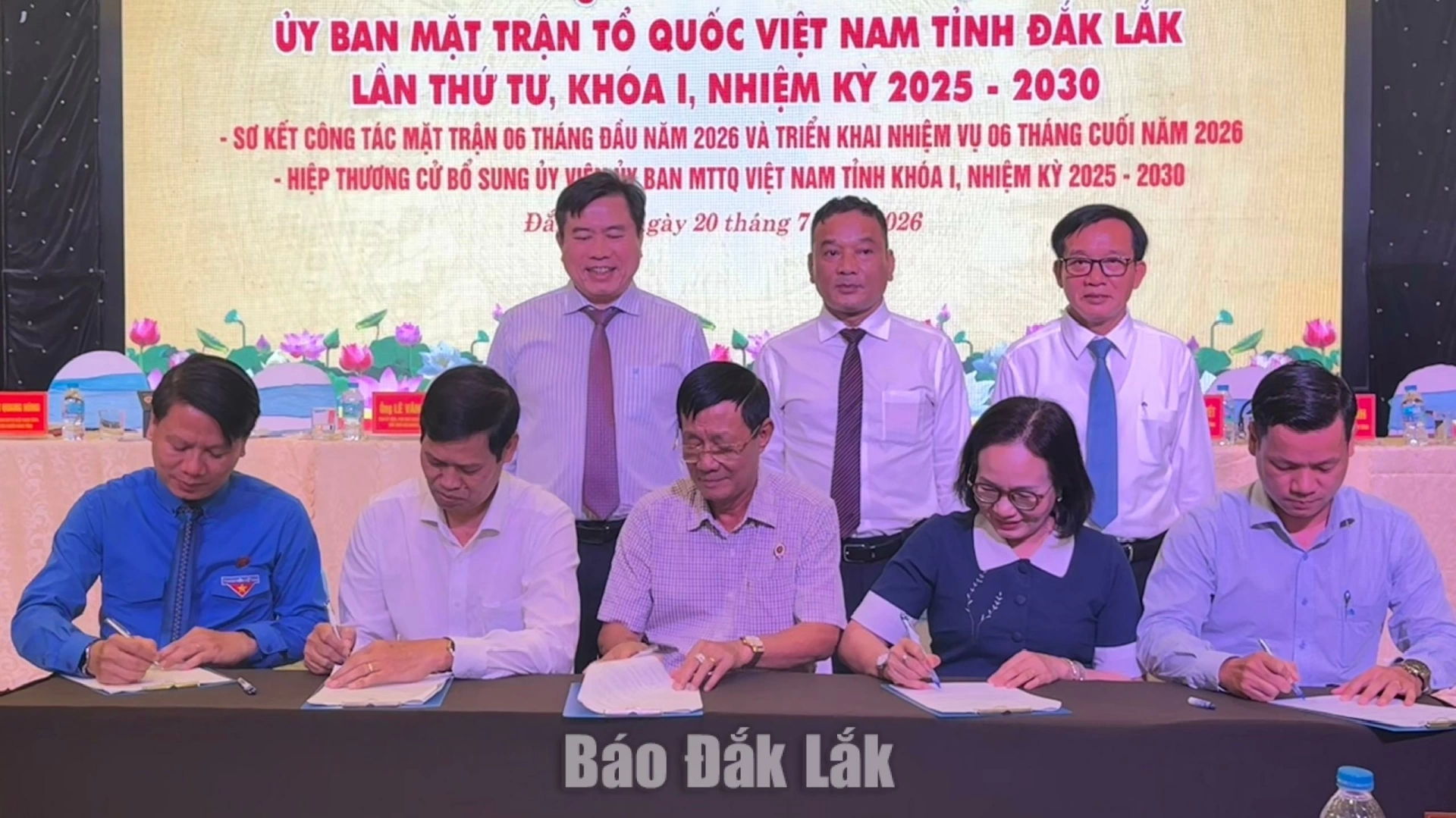 Các tổ chức chính trị  - xã hội ký Bản cam kết thực hiện nhiệm vụ được giao trên cơ sở Kết luận của đồng chí Bí thư Tỉnh ủy dưới sự chứng kiến của các đồng chí lãnh đạo Mặt trận.
