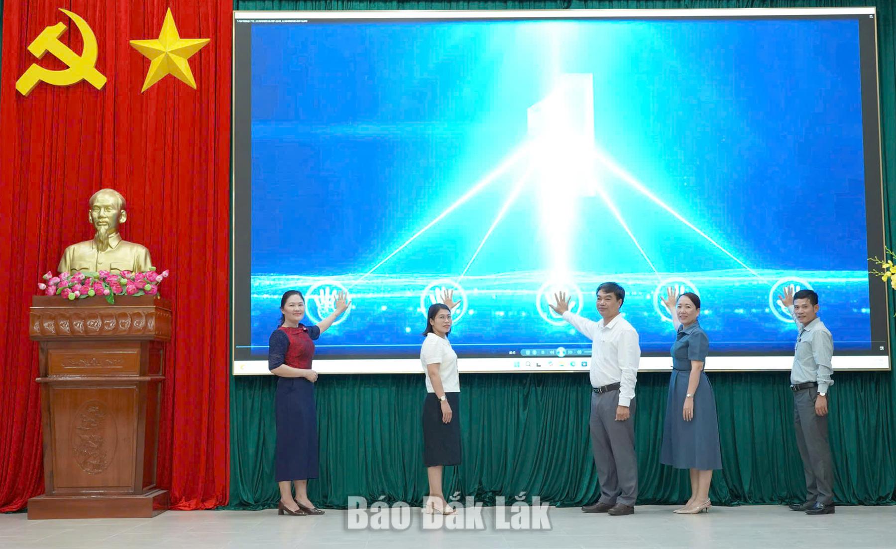 Lãnh đạo xã Tuy An Bắc thực hiện nghi thức nhấn nút khởi động phiên livestream.