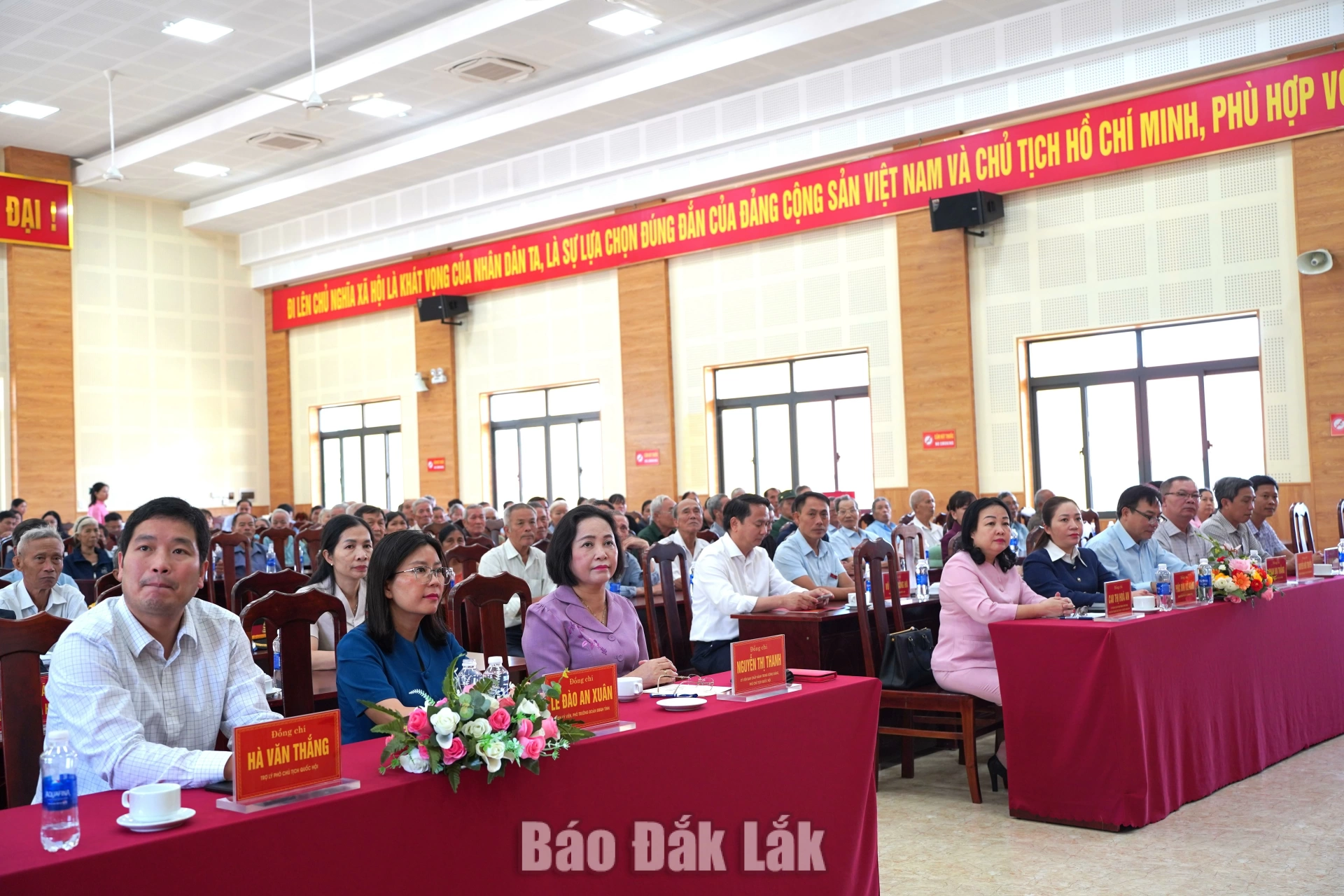 Các đại biểu và người có công tham gia chương trình.