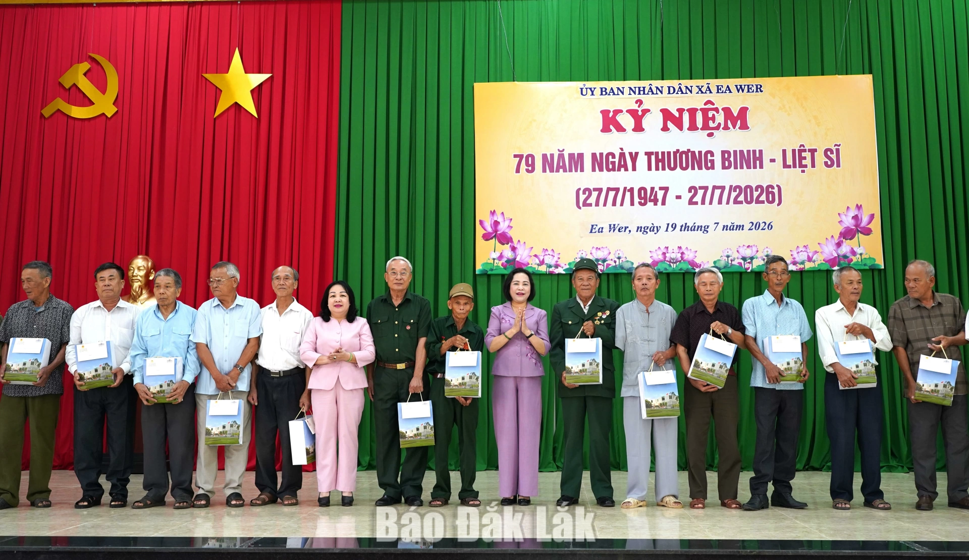 Đồng chí Nguyễn Thị Thanh, Ủy viên Trung ương Đảng, Phó Chủ tịch Quốc hội và đồng chí Cao Thị Hòa An, Ủy viên Trung ương Đảng, Phó Bí thư Thường trực Tỉnh ủy, Chủ tịch HĐND tỉnh trao quà tặng các gia đình chính sách, người có công.