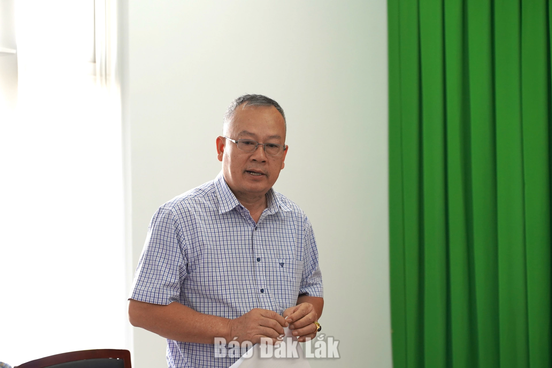 Phó Chủ tịch UBND phường Tân An Chu Văn Việt báo cáo tình hình thực hiện Luật Đất đai trên địa bàn.