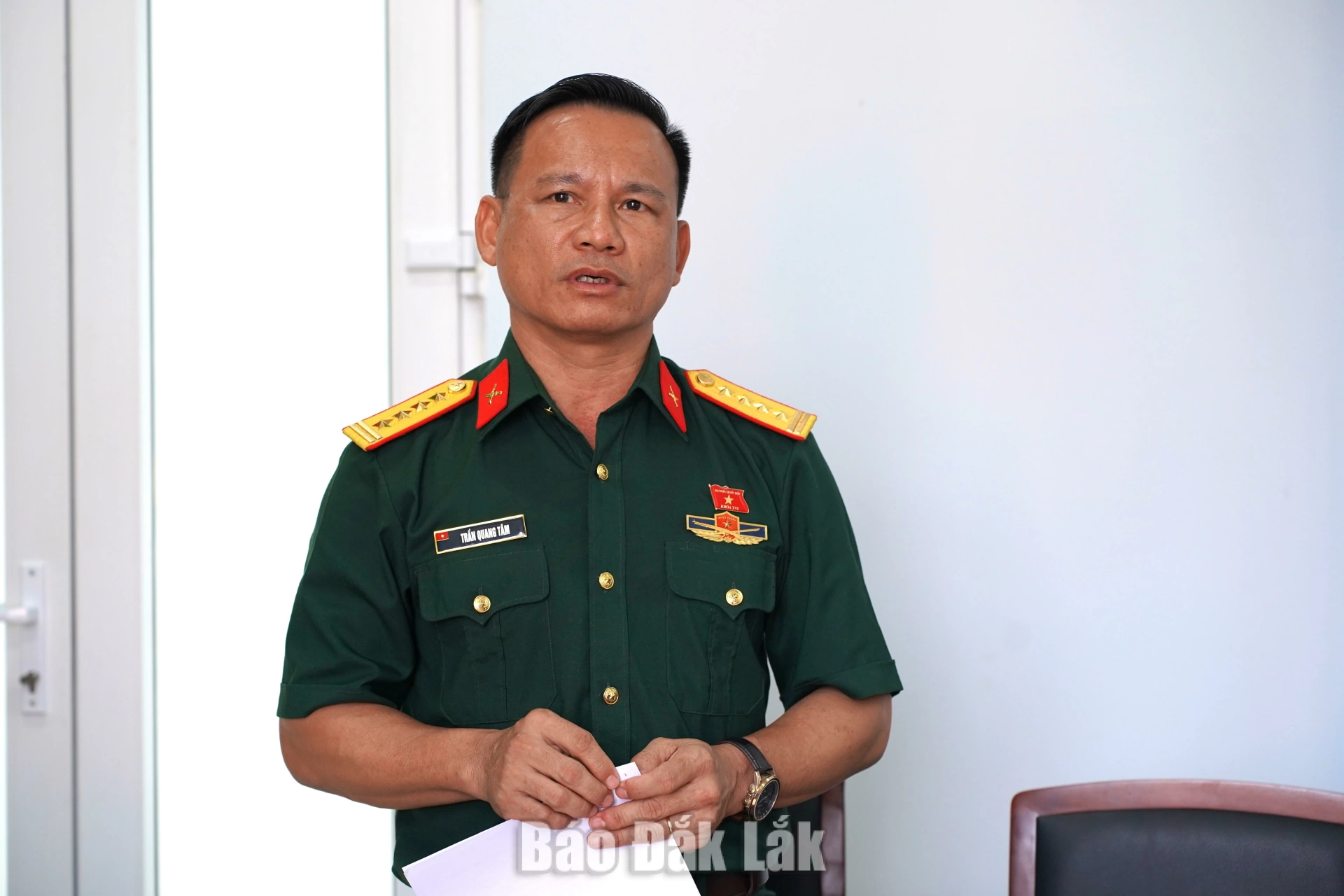 Đại tá Trần Quang Tâm, Phó Chỉ huy trưởng Bộ Chỉ huy Quân sự tỉnh, đại biểu Quốc hội tỉnh Đắk Lắk phát biểu tại buổi làm việc.