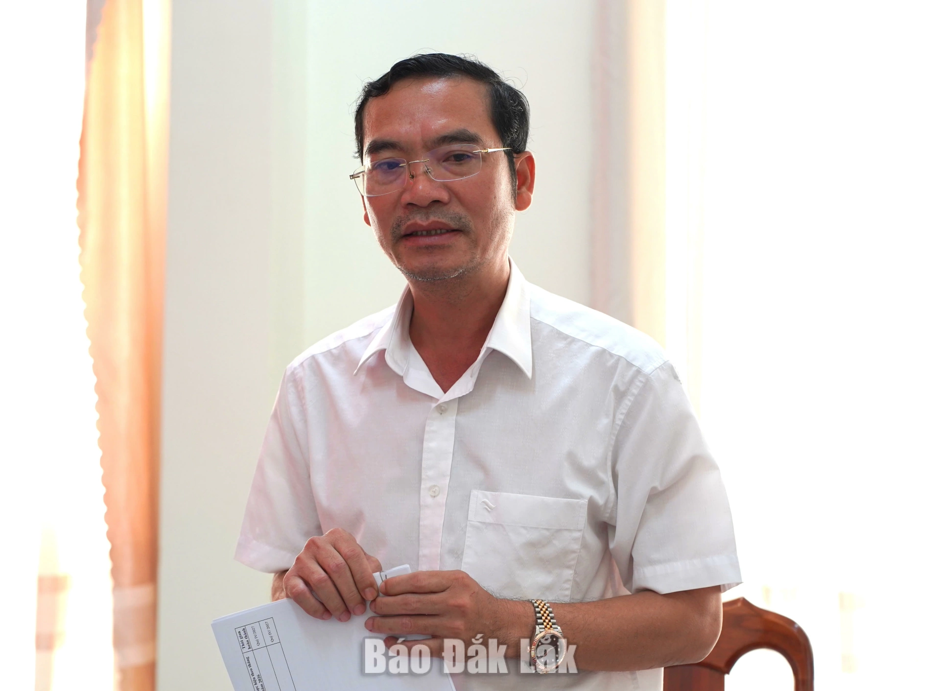 Giám đốc Trung tâm Phát triển quỹ đất tỉnh Vũ Thanh Hưng báo cáo một số nội dung liên quan.