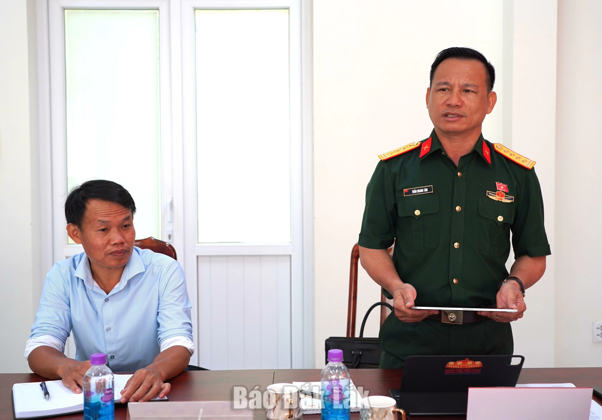 Đại tá Trần Quang Tâm, Phó Chỉ huy Trưởng Bộ Chỉ huy Quân sự tỉnh (ĐBQH tỉnh Đắk Lắk) phát biểu tại buổi làm việc.