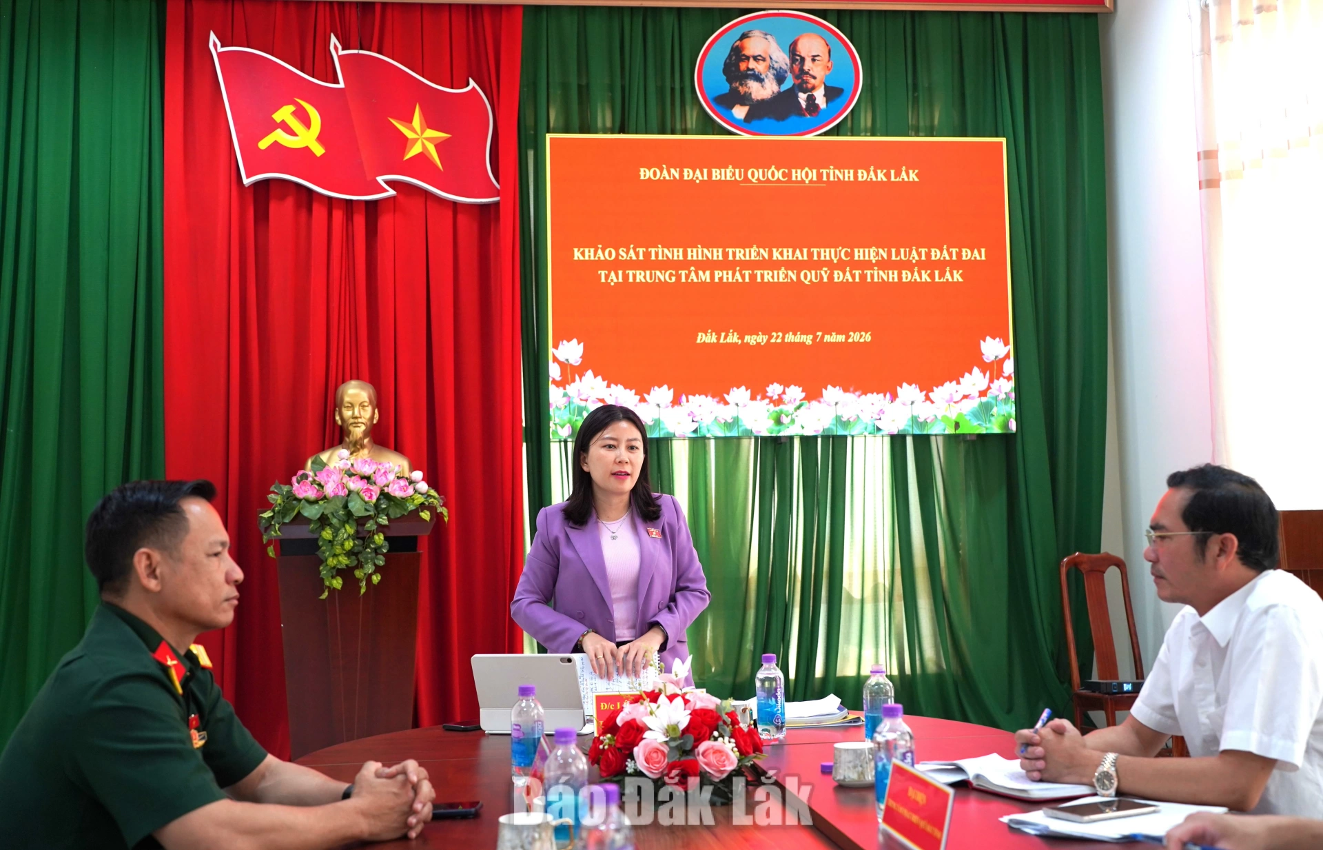 Đồng chí Lê Đào An Xuân, Phó Trưởng đoàn chuyên trách Đoàn ĐBQH tỉnh phát biểu kết luận.