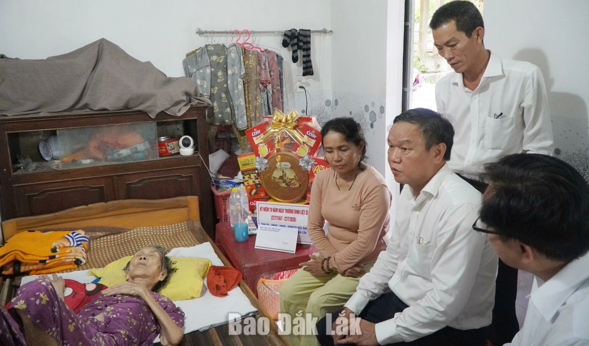Đoàn thăm hỏi và động viên thân nhân và Mẹ Việt Nam anh hùng Nguyễn Thị Rịt, có chồng và con gái hi sinh.