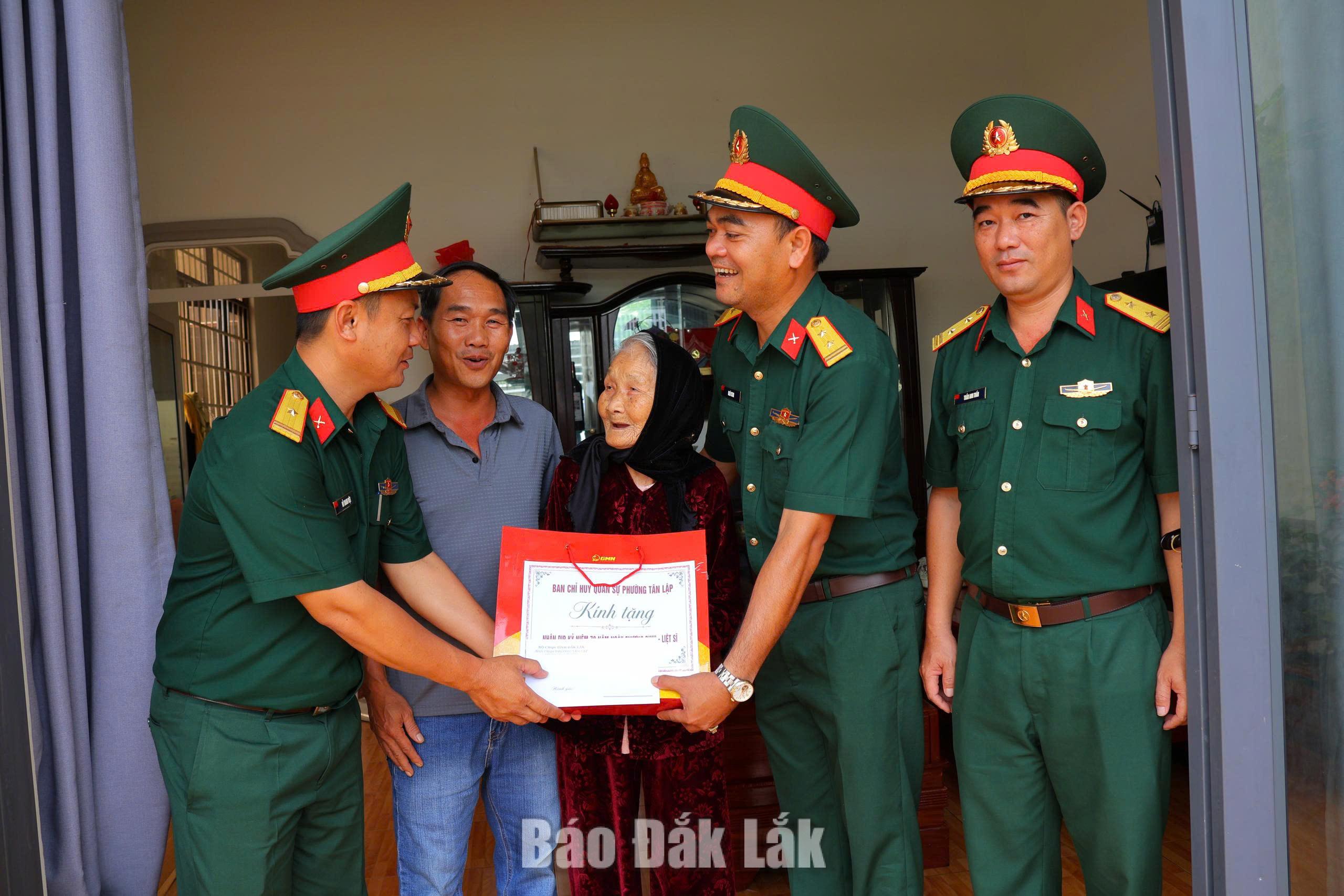 Đoàn công tác tri ân Mẹ Nguyễn Thị Toàn.