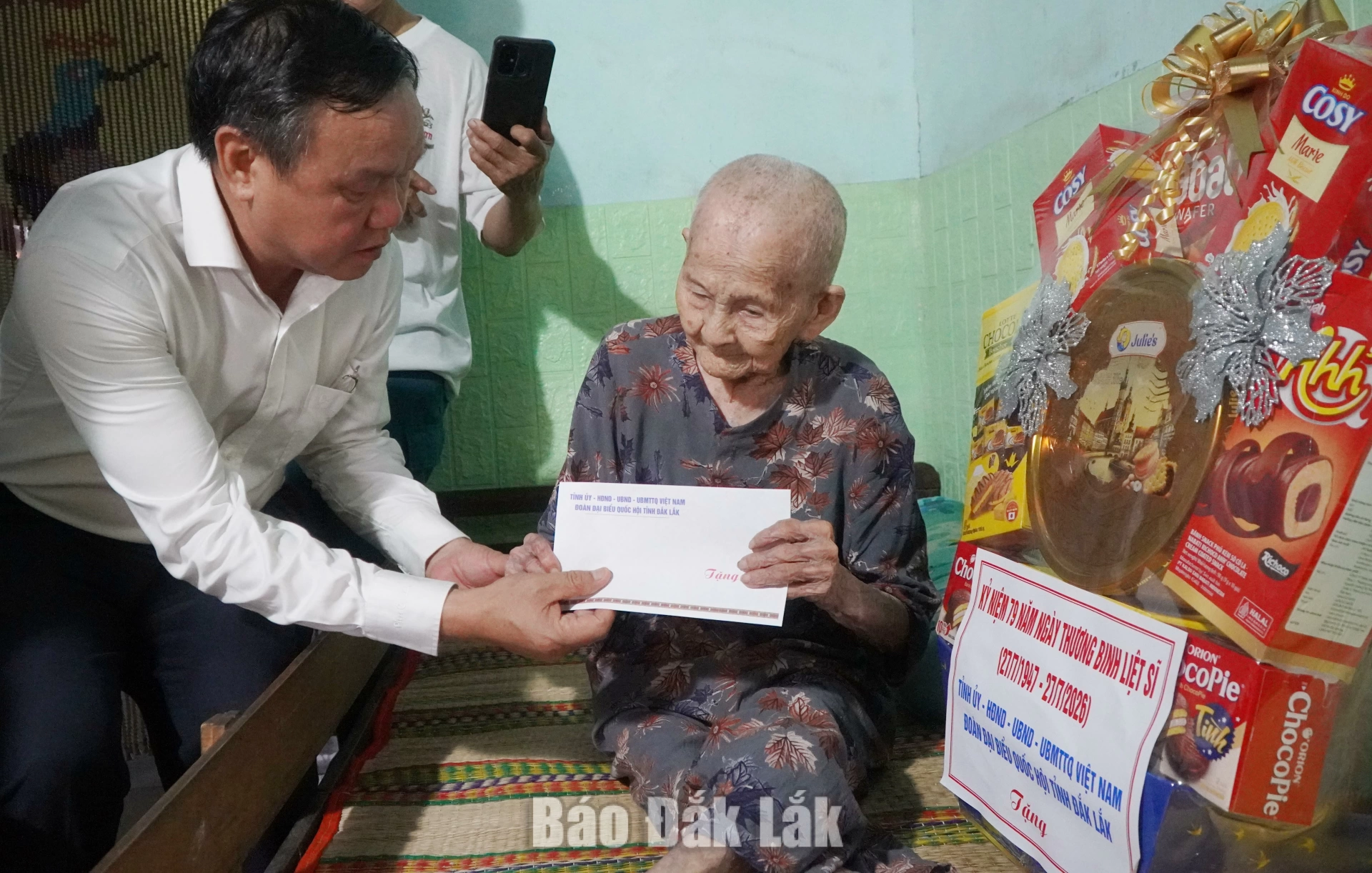 Đồng chí Đào Mỹ, Phó Chủ tịch UBND tỉnh thăm hỏi, tặng quà Mẹ Mẹ Việt Nam anh hùng Trần Thị Nẩu và chúc mừng mẹ năm nay tròn 100 tuổi.